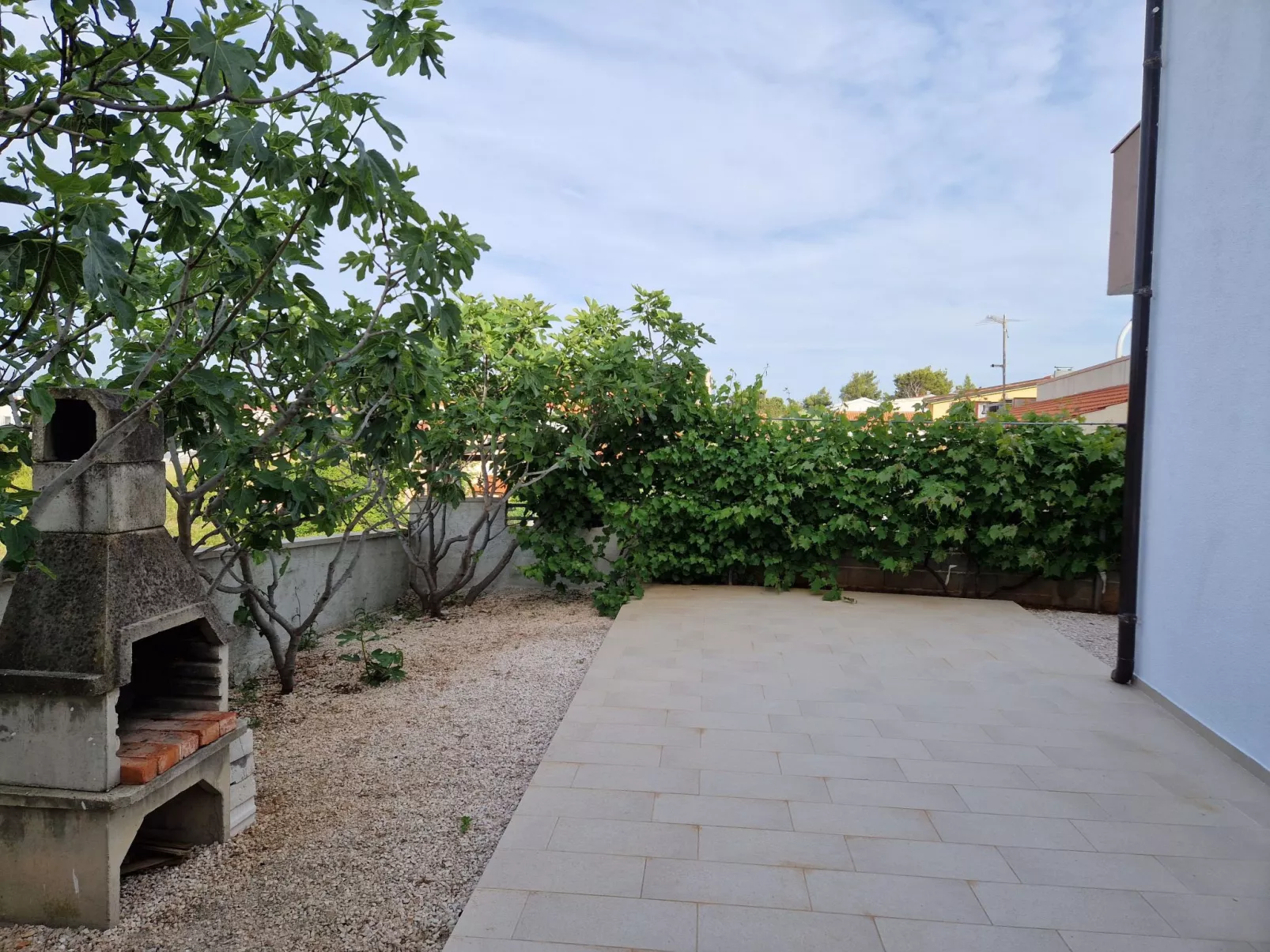 Ema erste Etage mit offener Terrasse-Outside