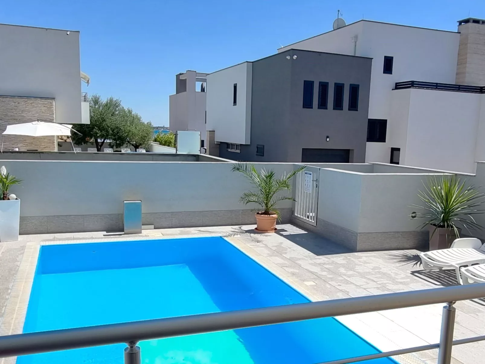 Erdgeschoss-Ferienwohnung mit Garten und Pool-Outside