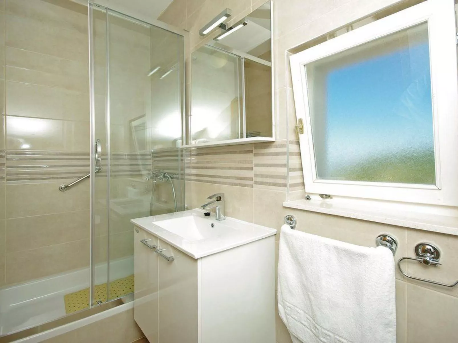 Mit Blick auf das Wasser-Inside