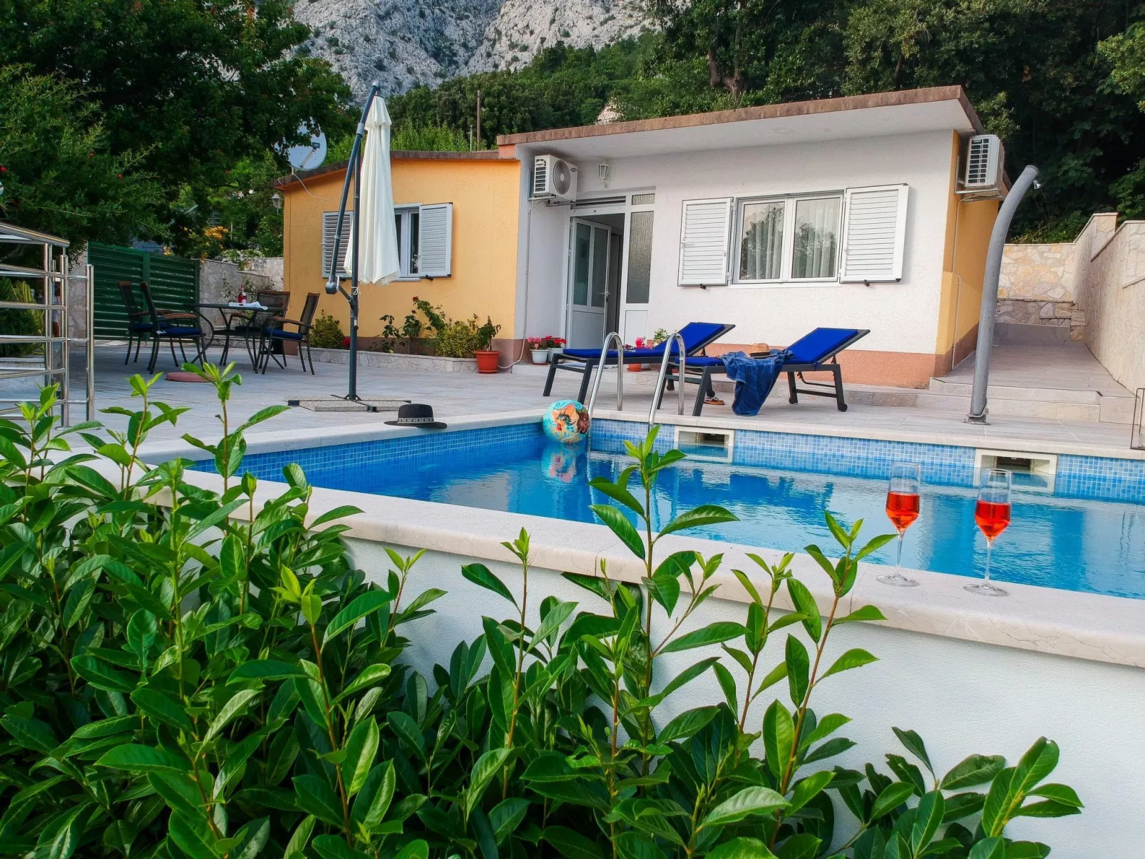 Günstiges Ferienhaus mit Pool und Meerblick-Image-tags.info