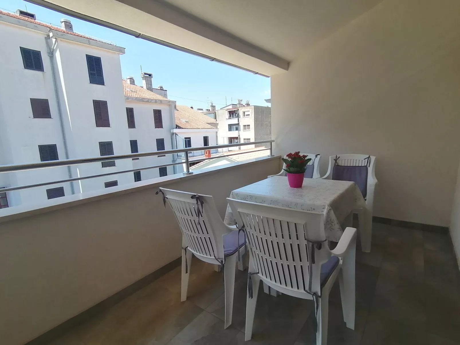 "Dunja", Pula-Dehors