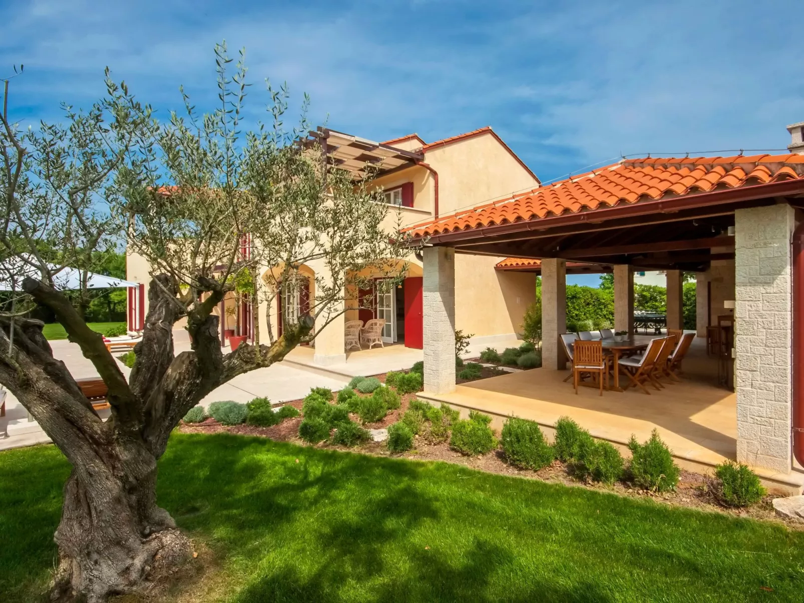 Luxus "Villa Mirna" mit Tennisplatz-Image-tags.info