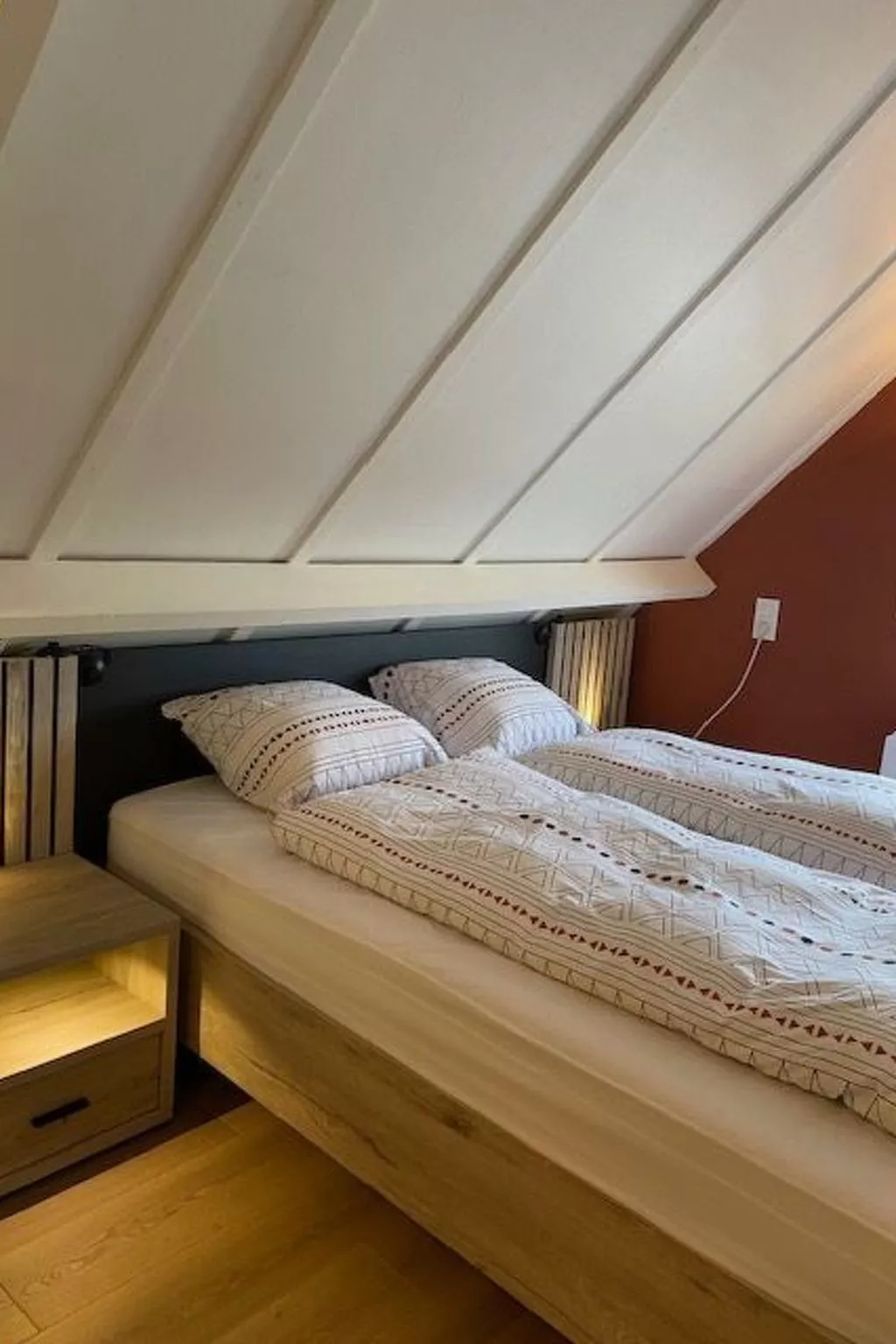 Zonnewind in der Nähe von Dünen und Wald-Dedans