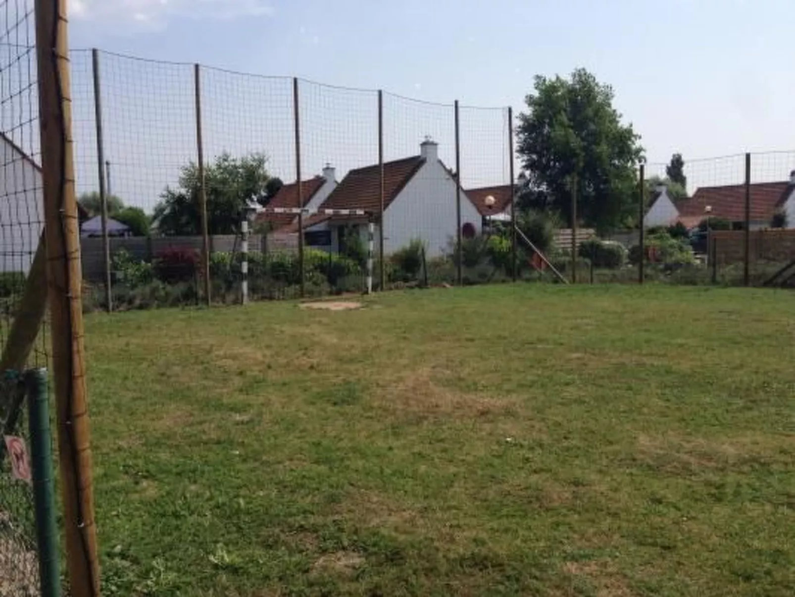 Zonneweelde bei Dünen und Wald-Outside