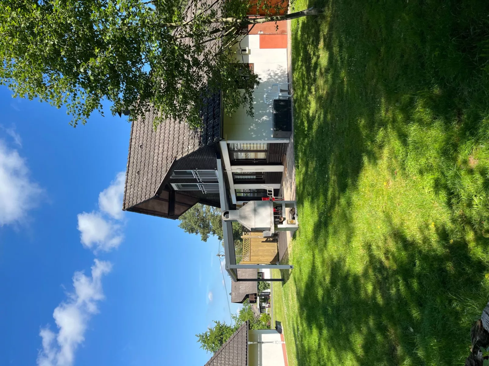 Familienfreundliches Haus mit großer Terrasse-Outside