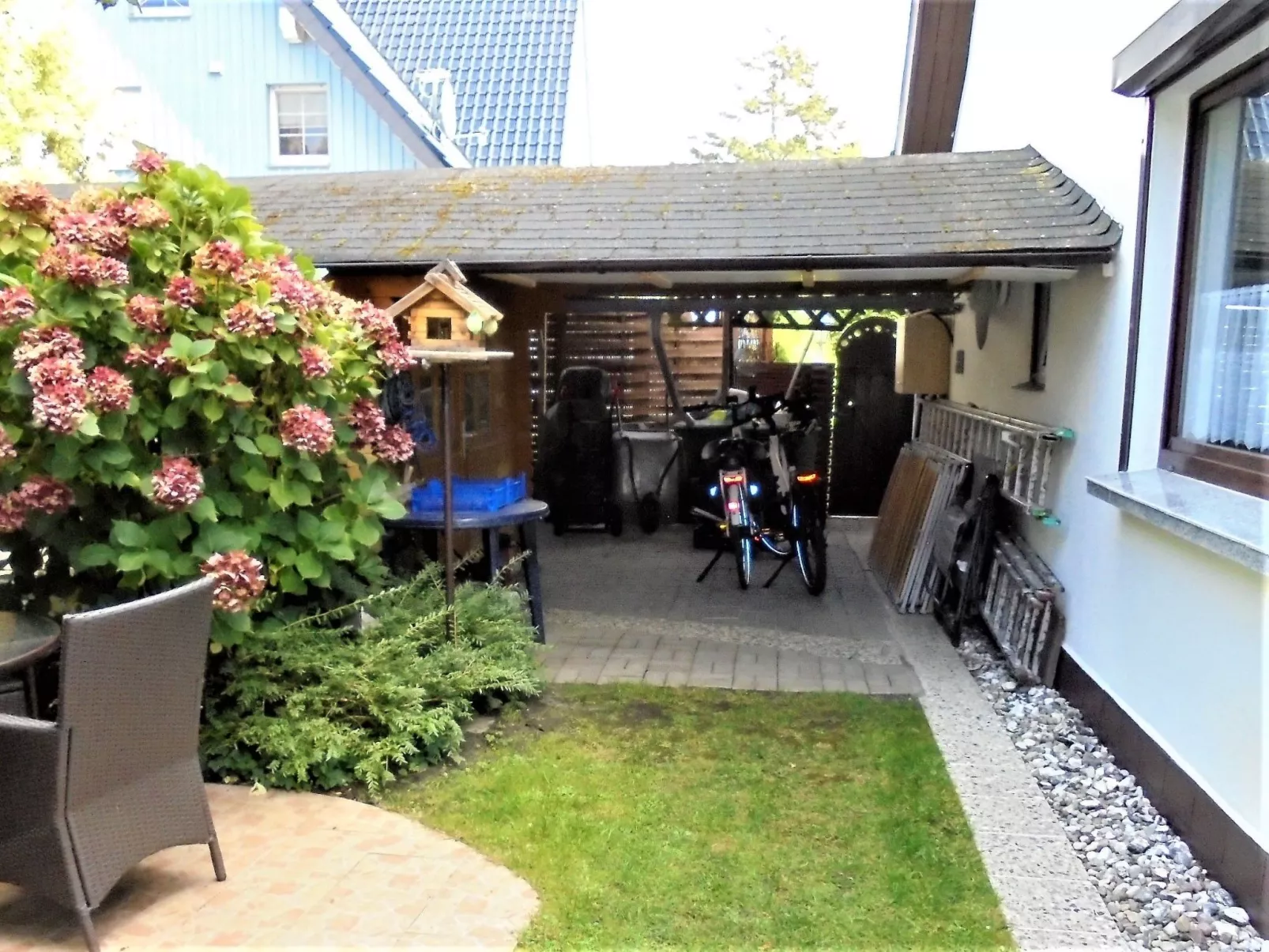 Kleine Ferienwohnung mit Garten und Terrasse-Draußen