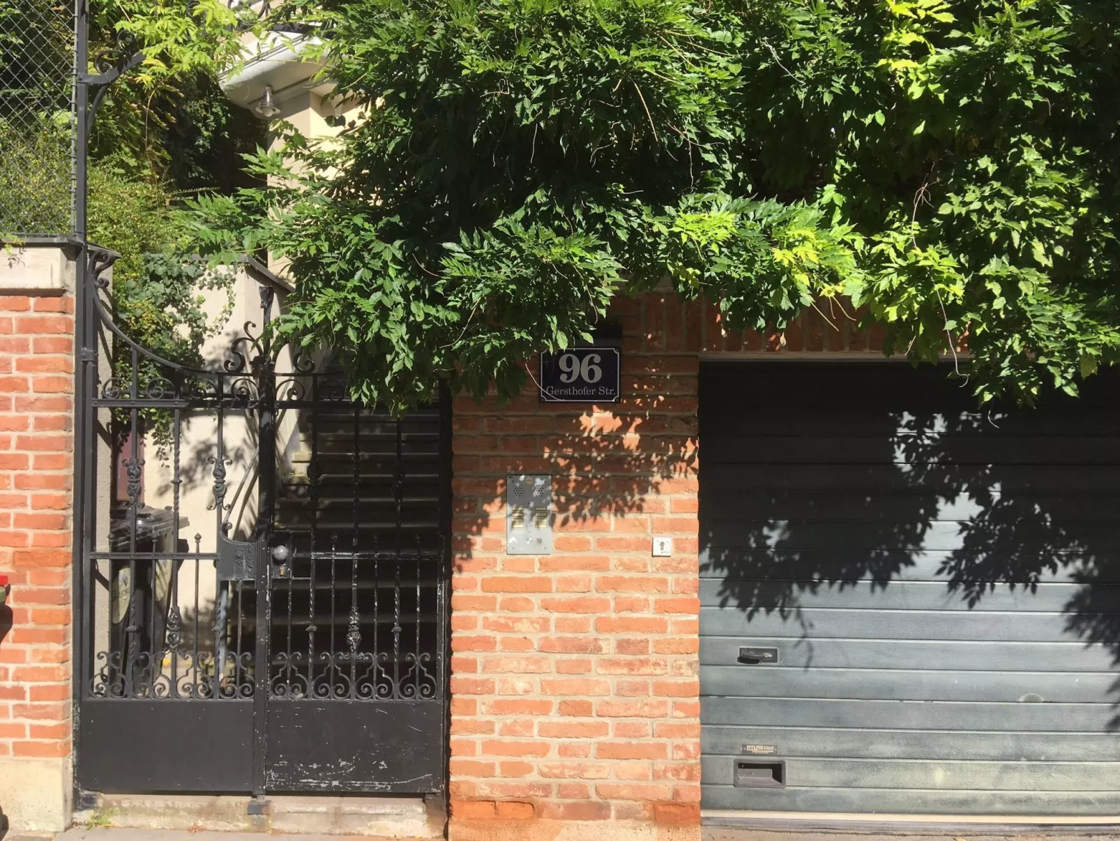 Mit Garagenplatz-Draußen