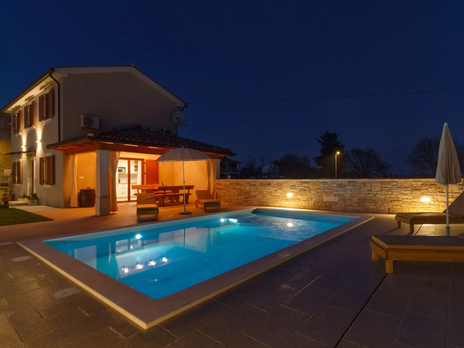 "Villa Nima" mit privatem Pool-Dehors