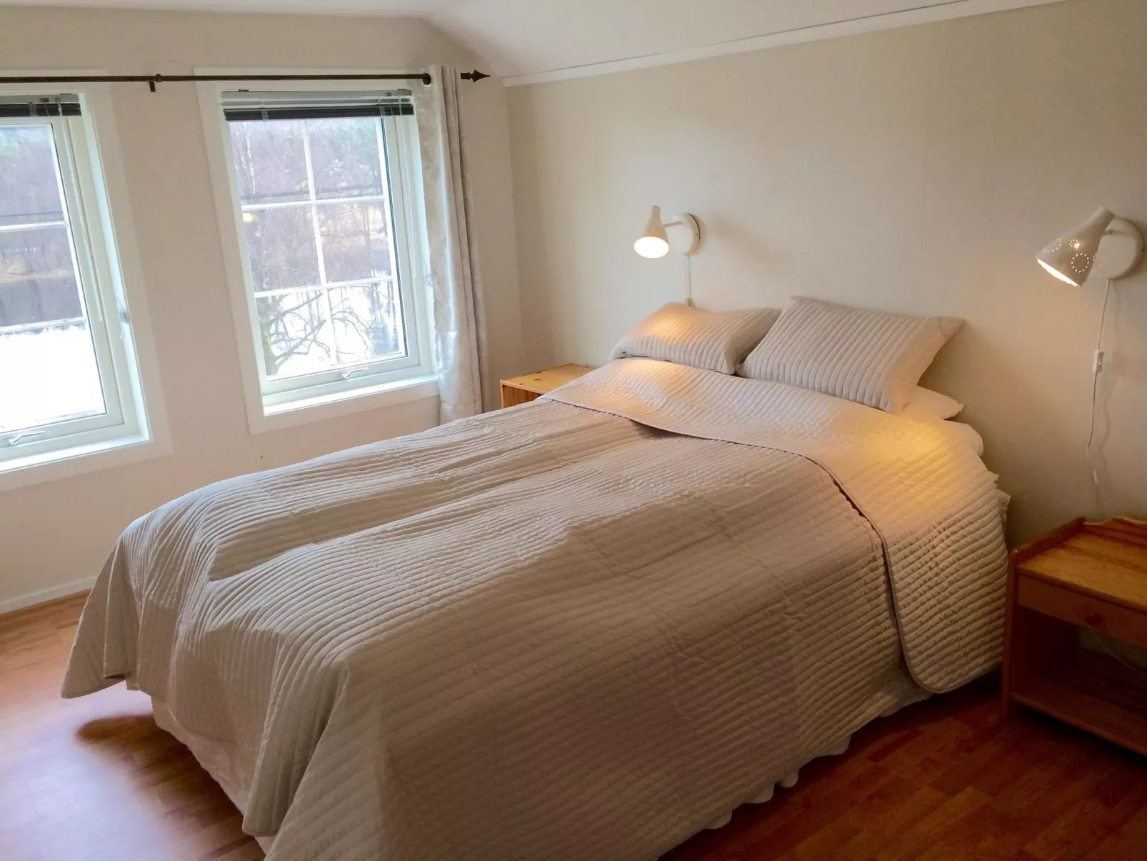 Mit Blick auf das Wasser-Dedans