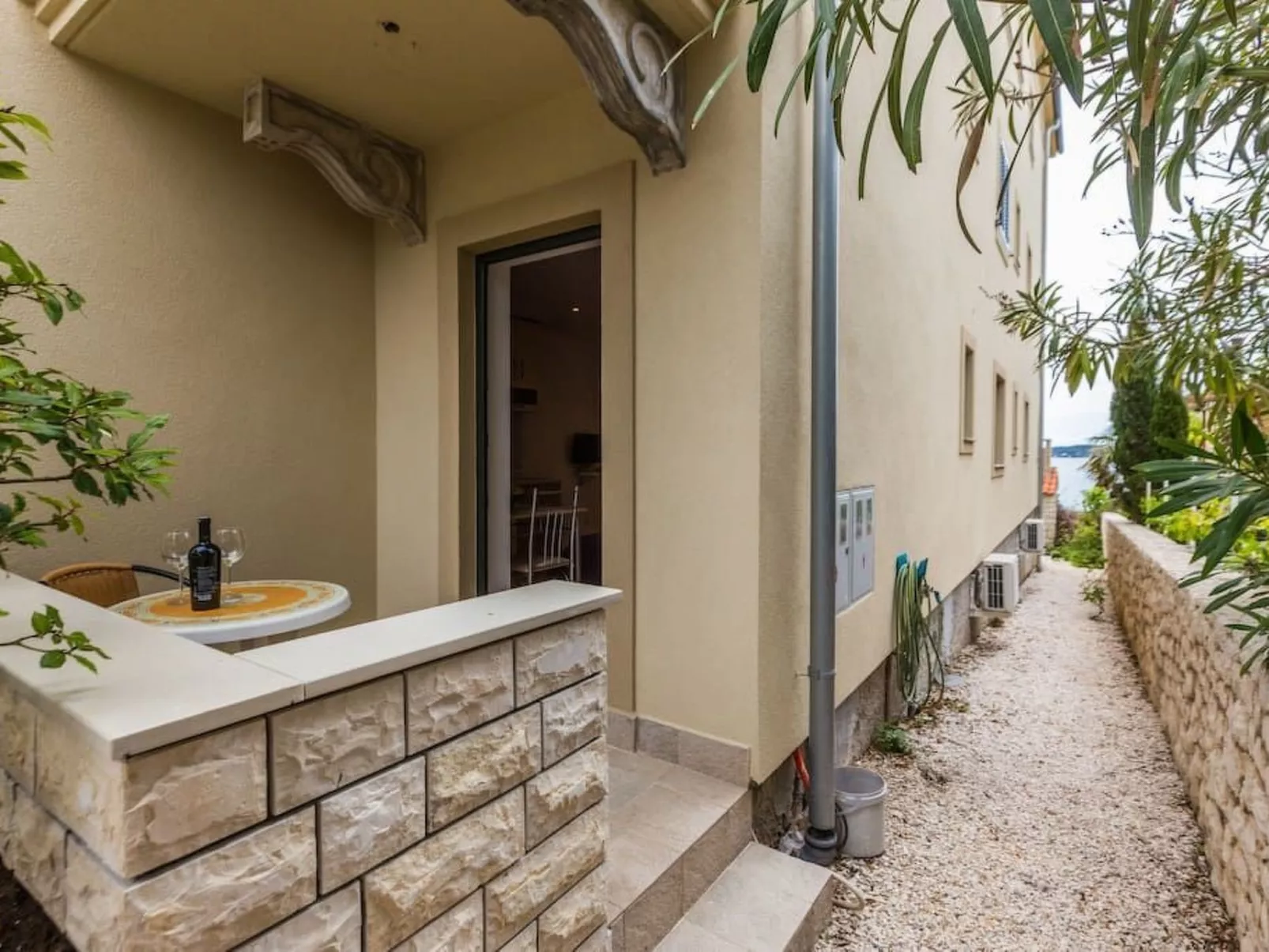 Studio-Apartment "Nives" mit Blick auf das Wasser-Dehors