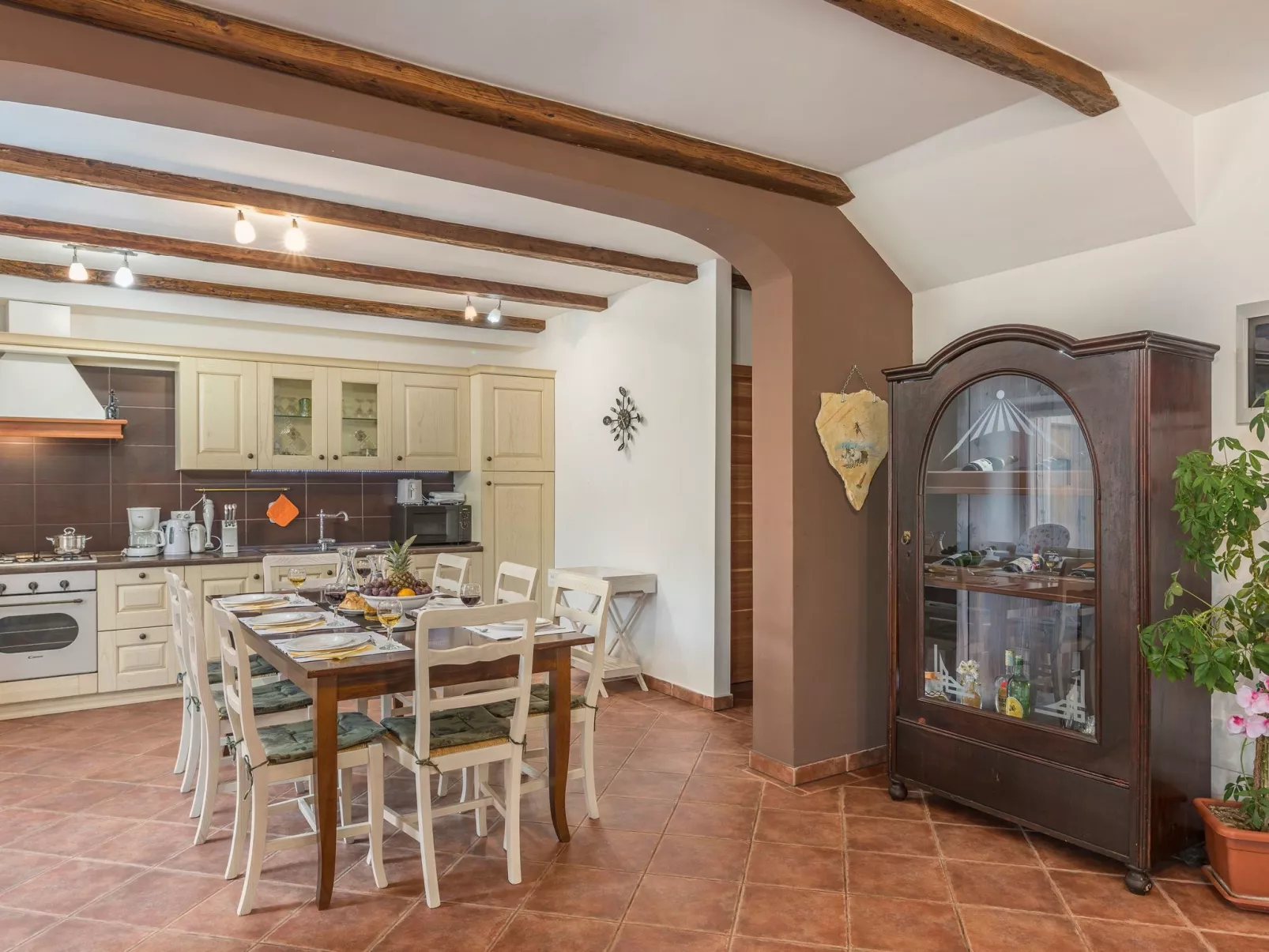 Gemütliches Ferienhaus in Peresiji mit Grill und Terrasse-Dedans