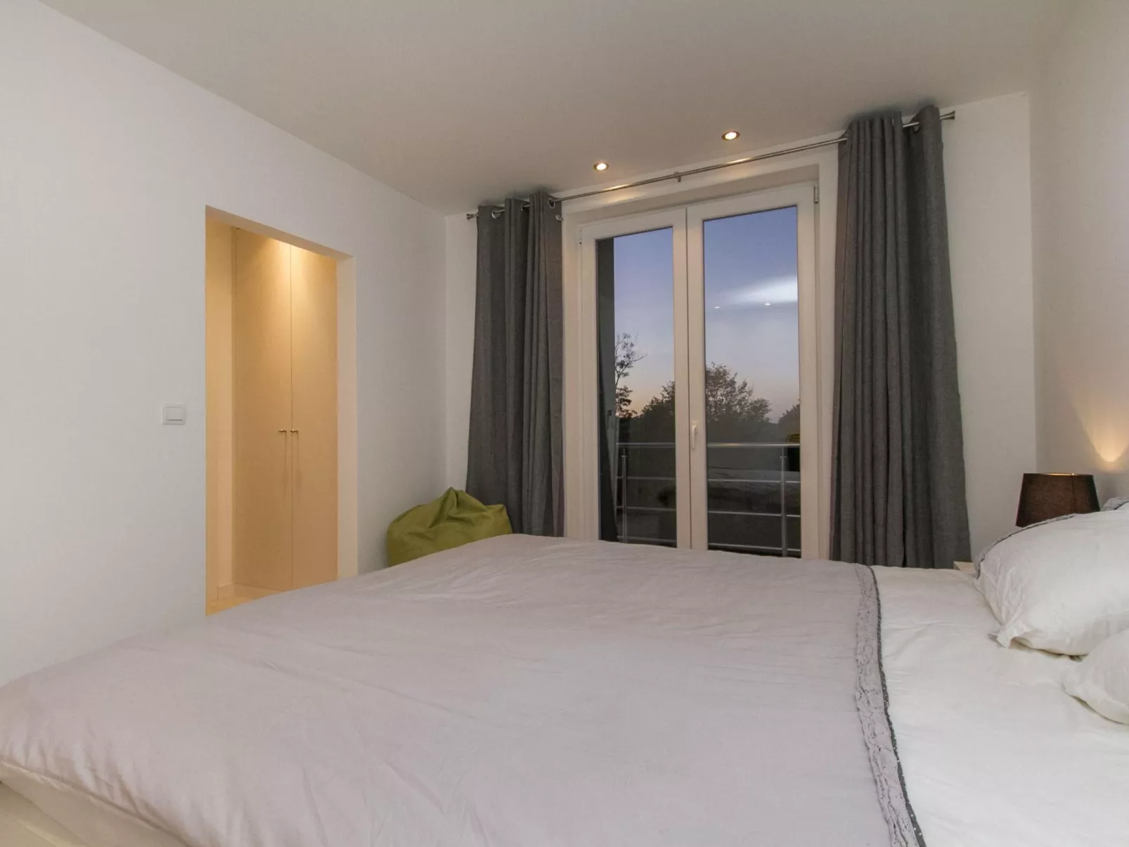 Villa mit Pool-Inside