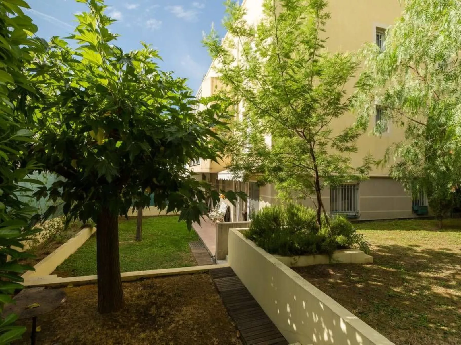 Mit privatem Garten und Terrasse-Dehors