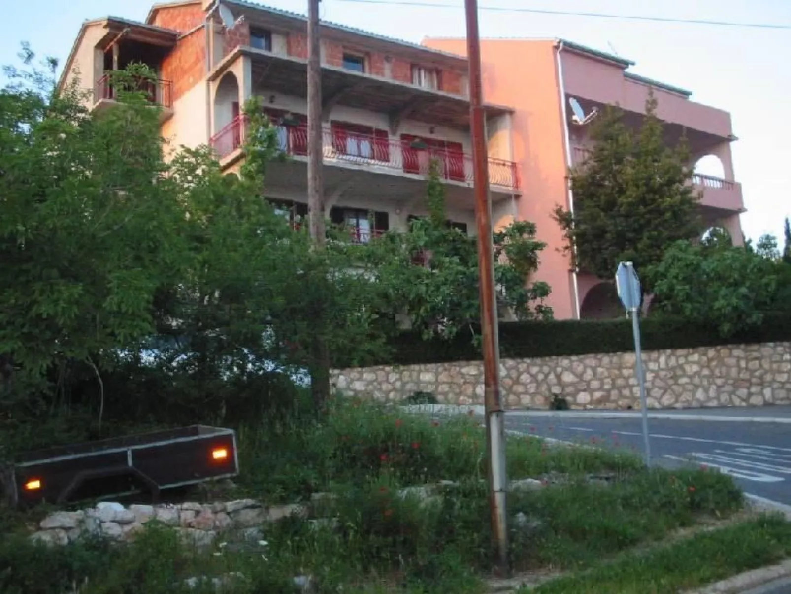 "Manda 2" mit Blick auf das Wasser-Outside