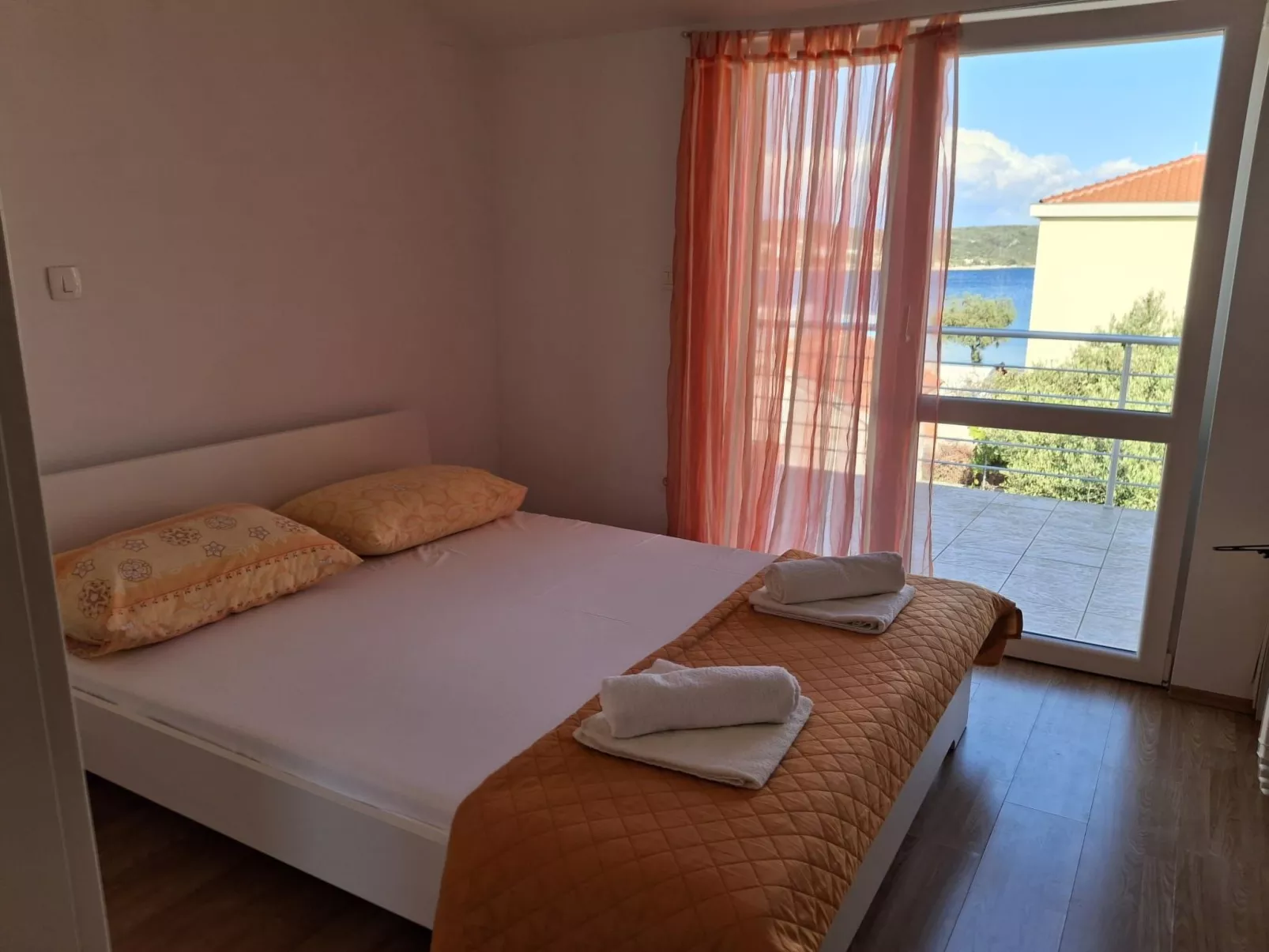 Mit Blick auf das Wasser-Dedans