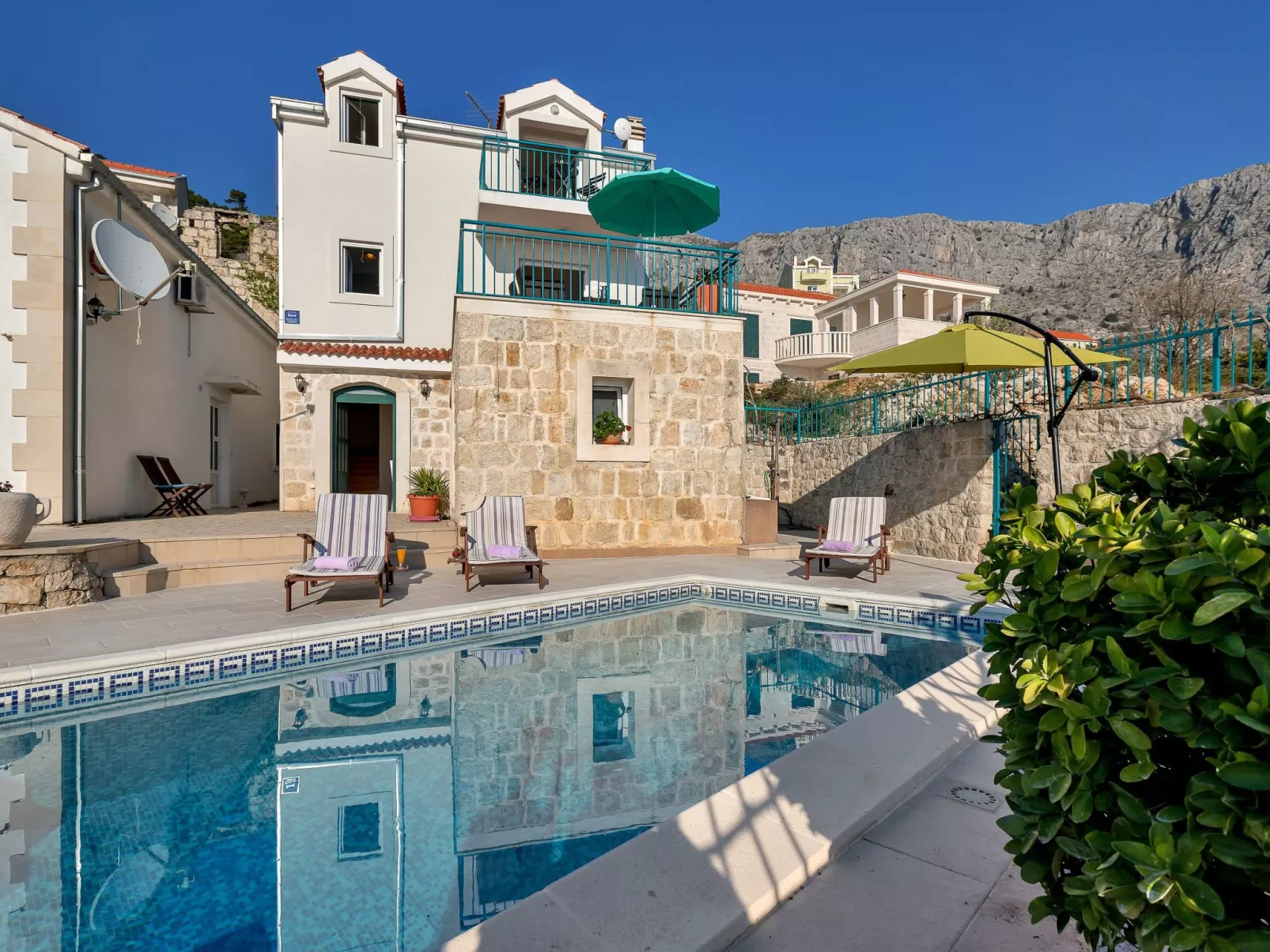 "Podgora" mit Blick auf das Wasser-Outside