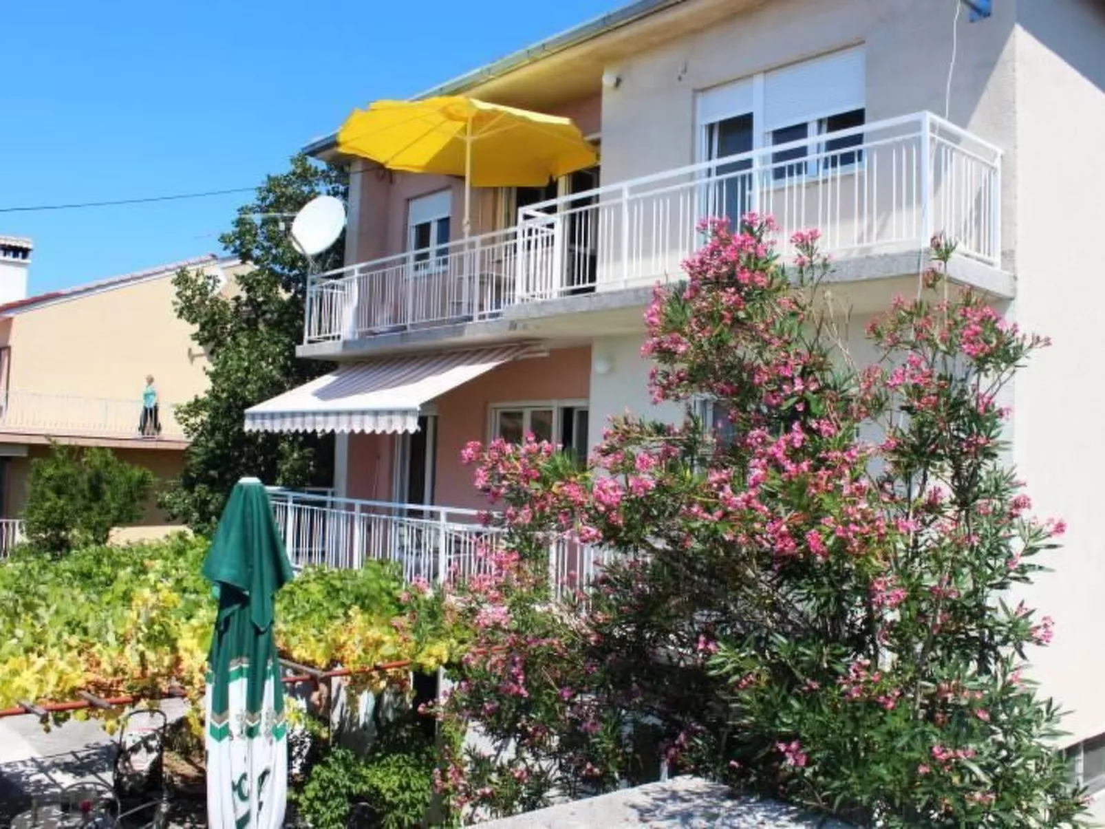 "Adriana" mit Blick auf das Wasser-Outside