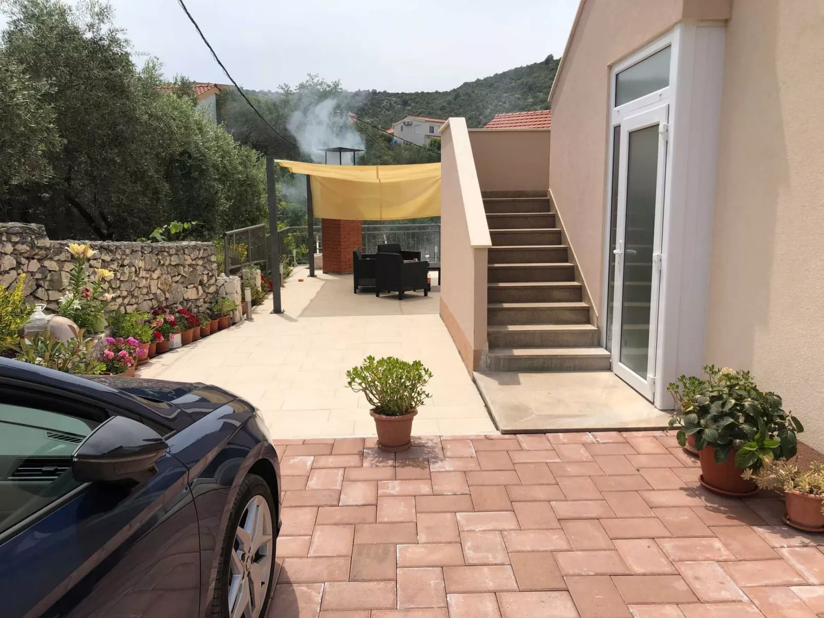 Mit zwei Balkonen-Dehors