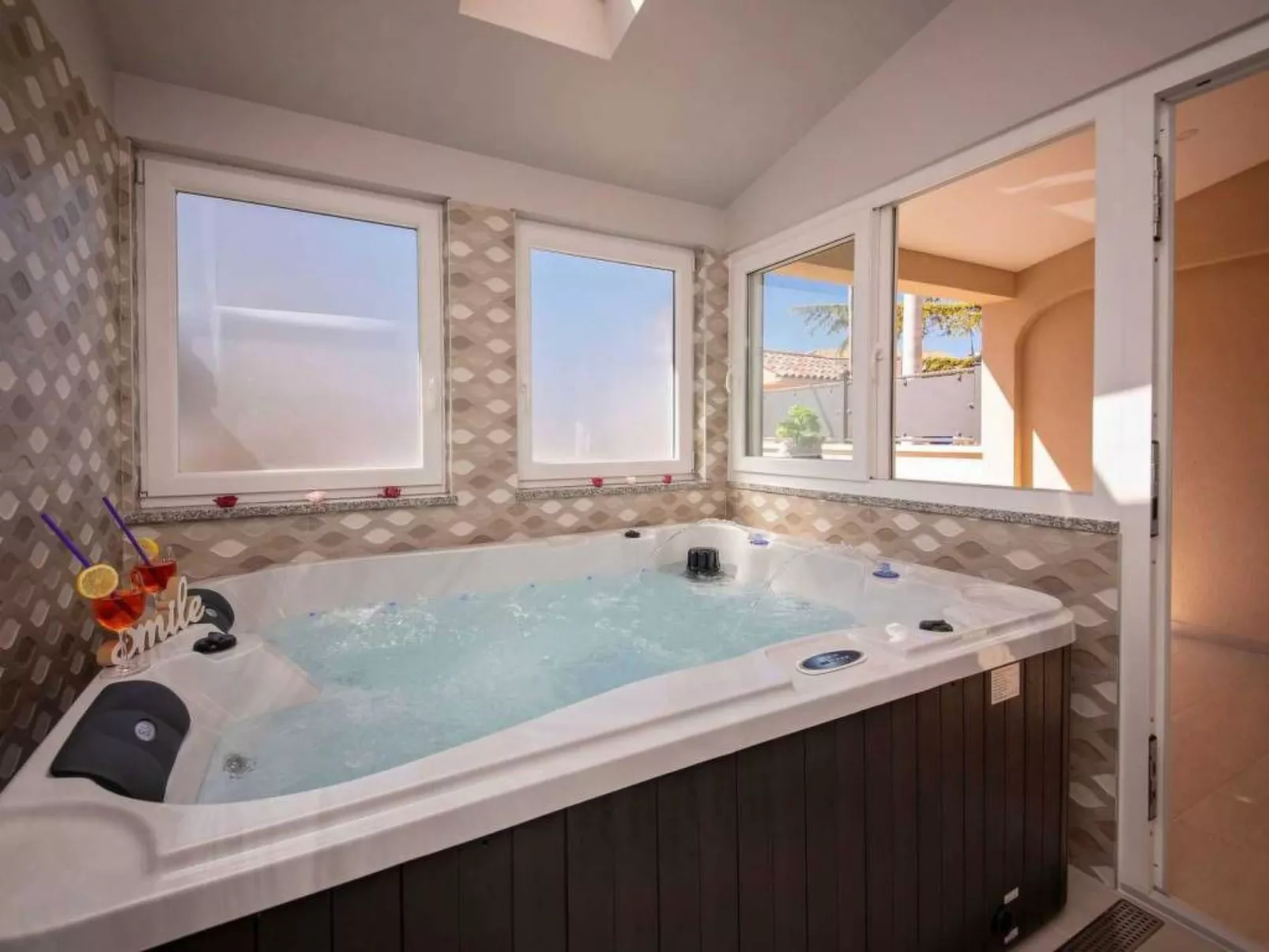 Mit Whirlpool und Sauna, in Kastelir-Dedans