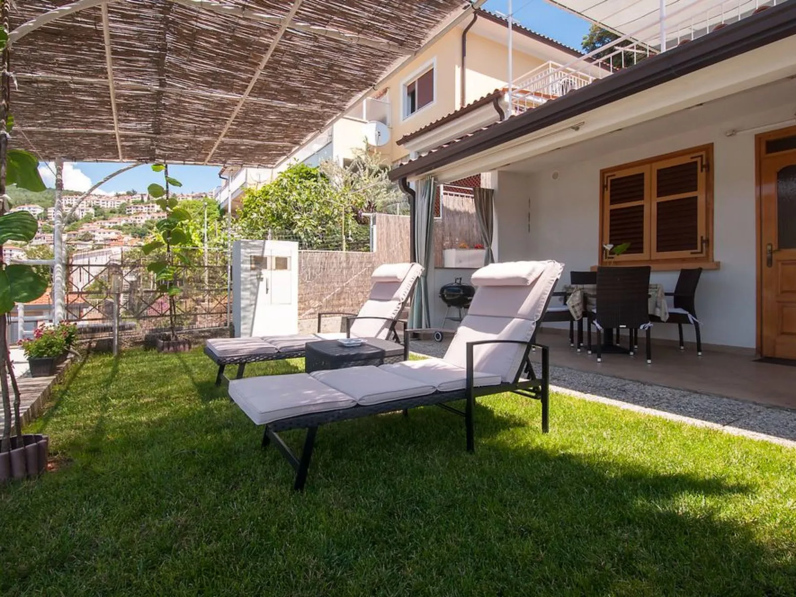 Mit Blick auf das Wasser-Draußen