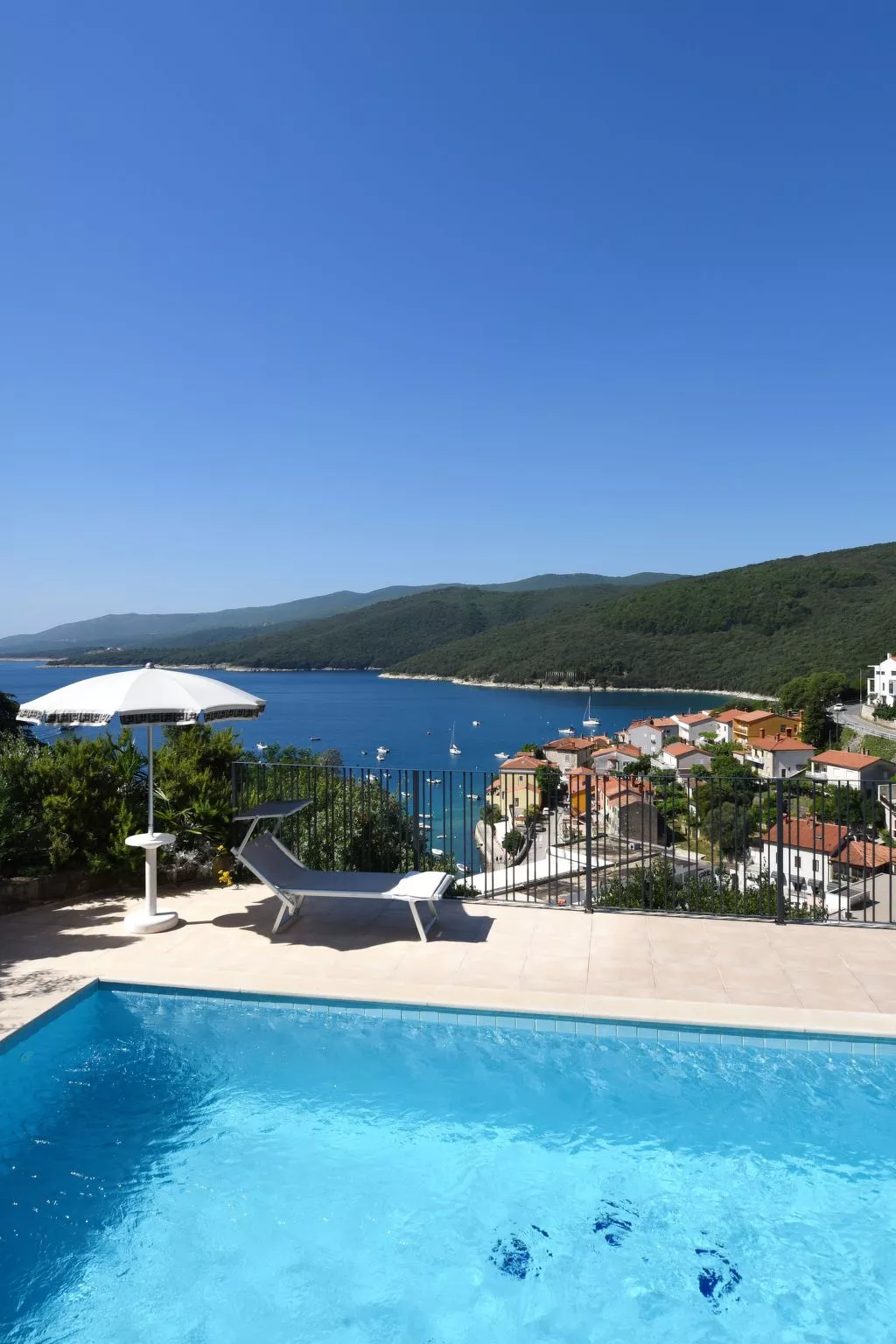 'Villa Ivisa' mit eigenem Pool-Outside