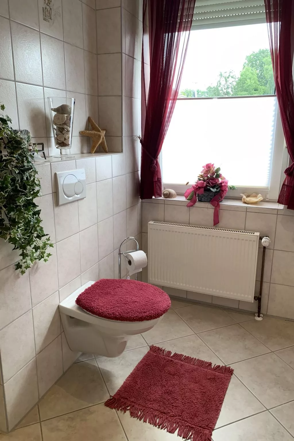 In Hage mit Garten, Terrasse und Grill-Drinnen