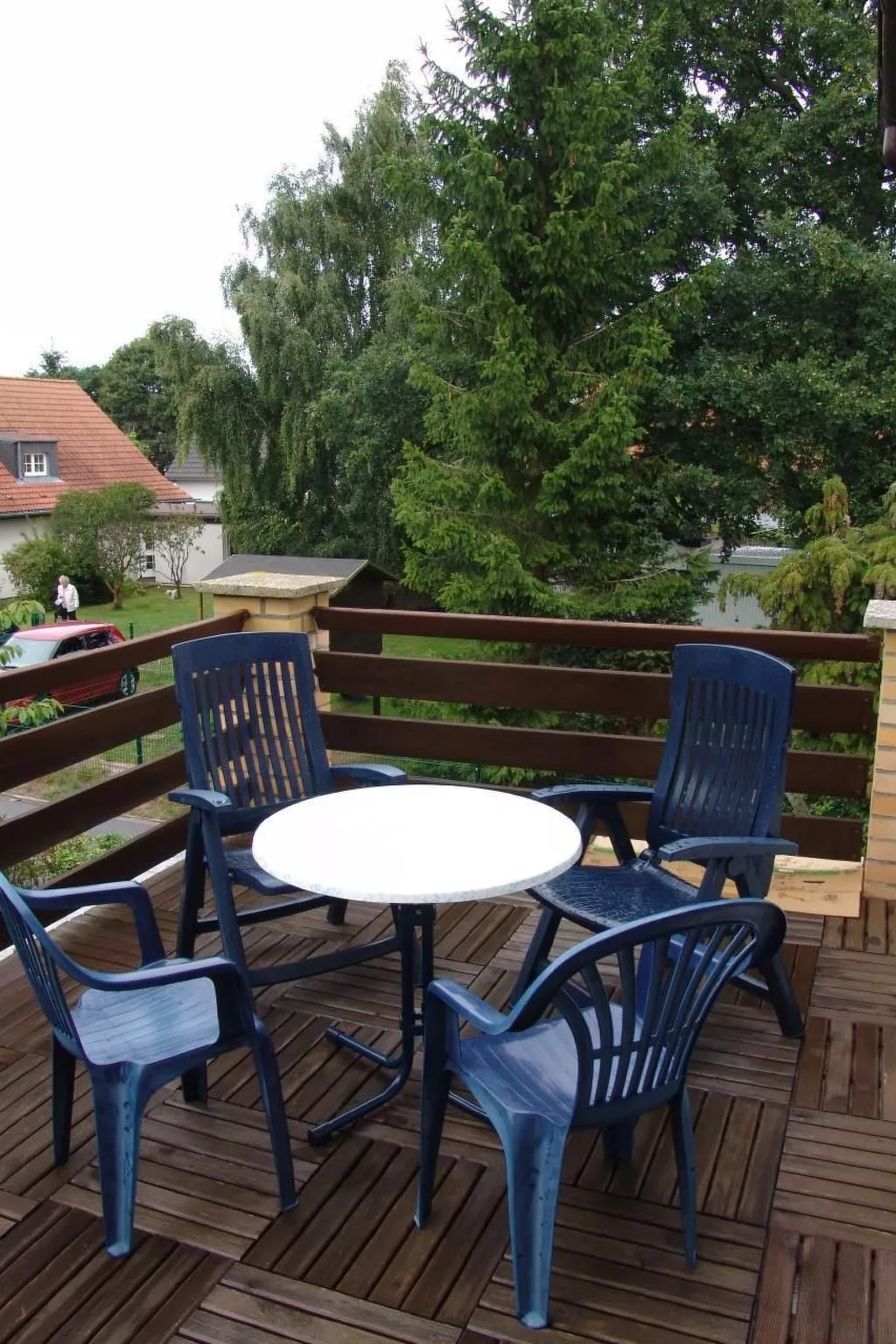 Uns Oellernhuus-Draußen