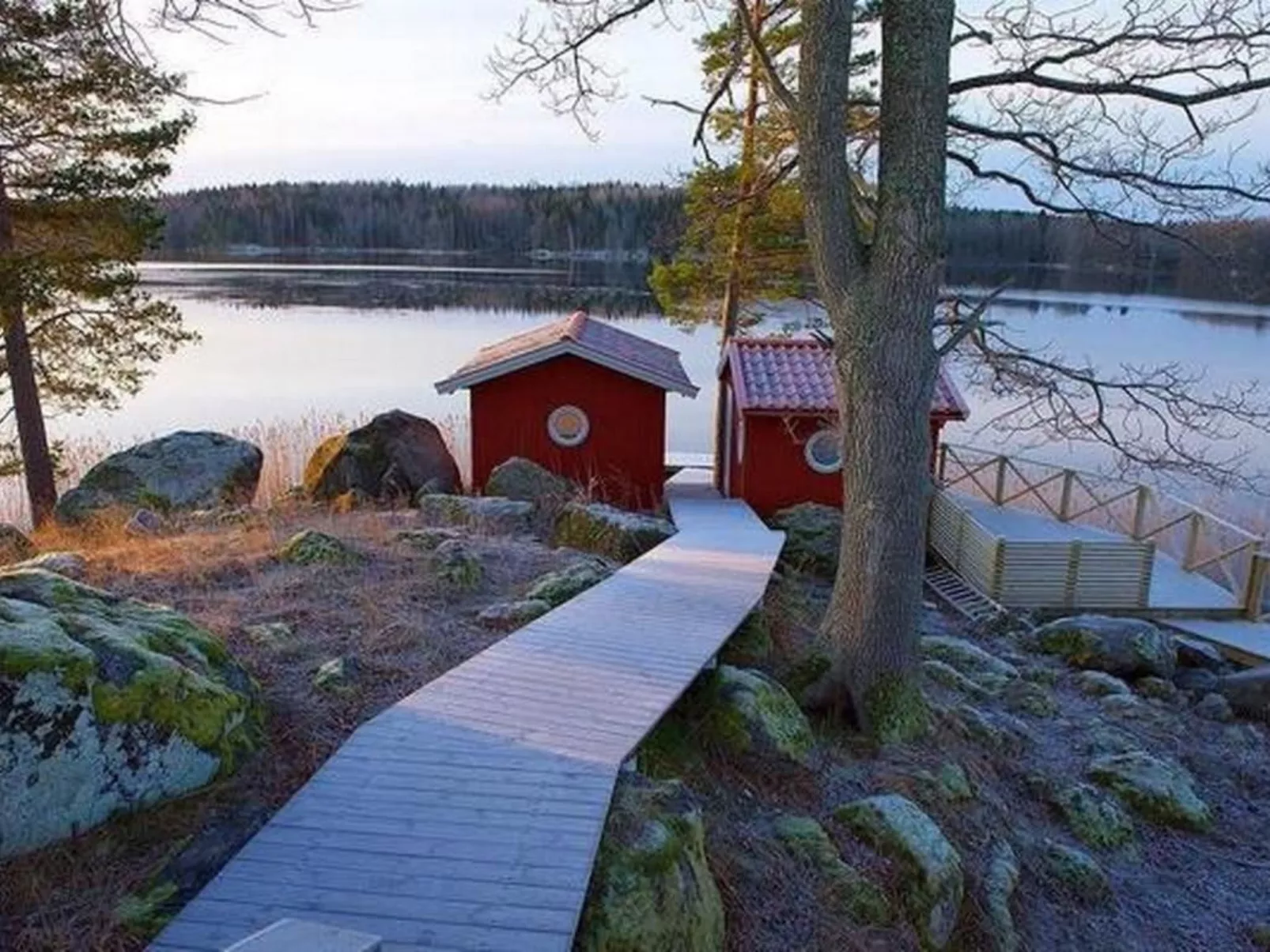 Grosses Sommerhaus direkt am See-Outside