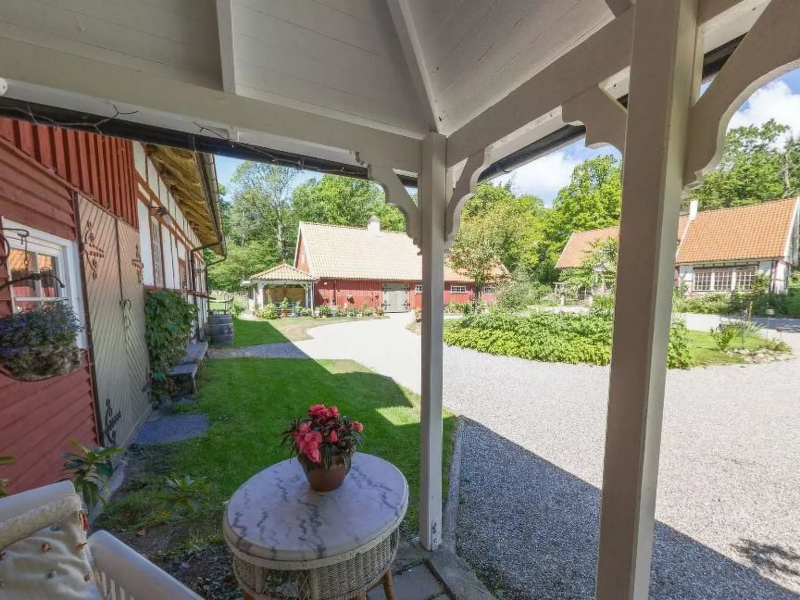 Mit Balkon, Terrasse und Garten-Outside