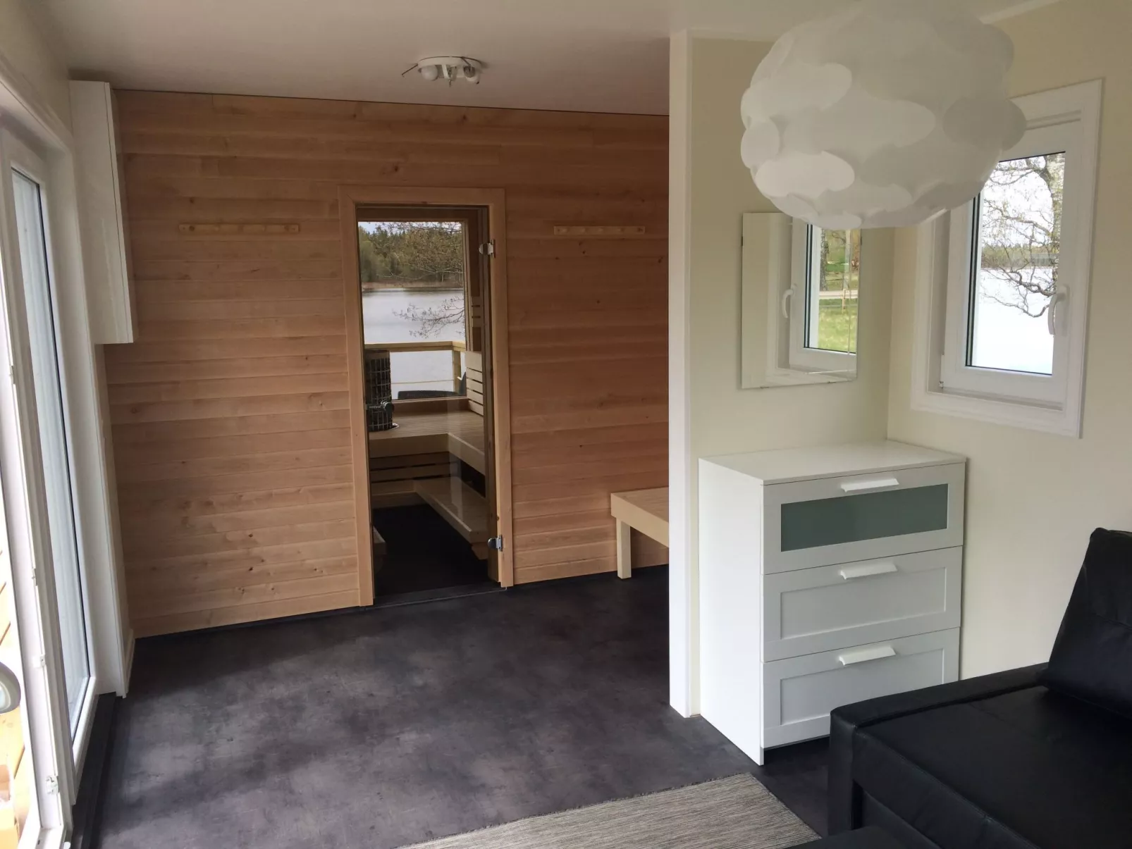 Mit Garten und Holzterrasse am See-Drinnen