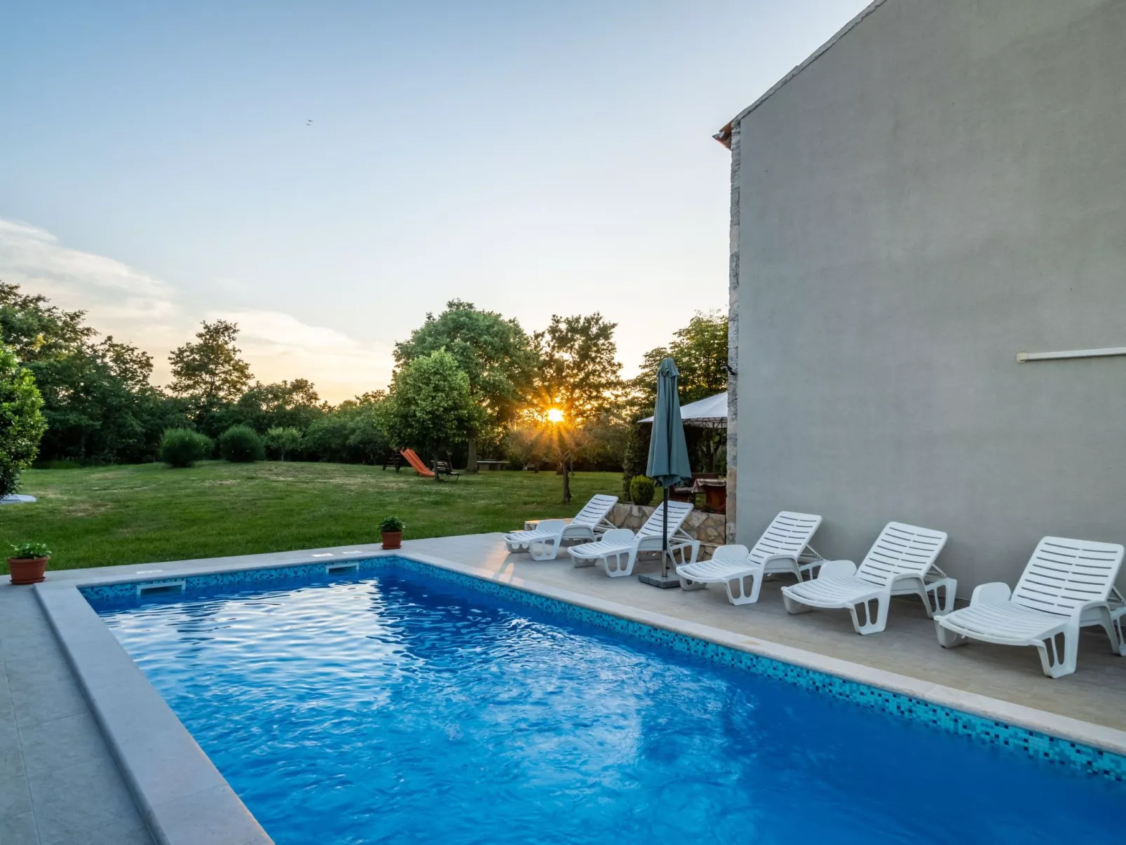 Schönes Haus mit großer grüner Umgebung, Pool-Draußen