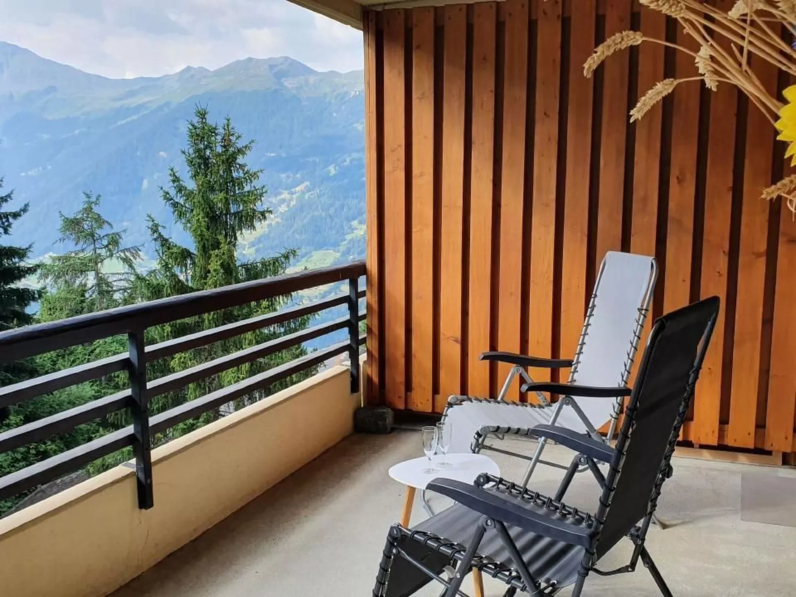 Mit Blick auf die Berge-Draußen