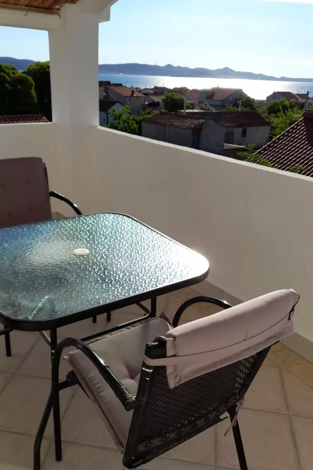 Mit Blick auf das Wasser-Dehors