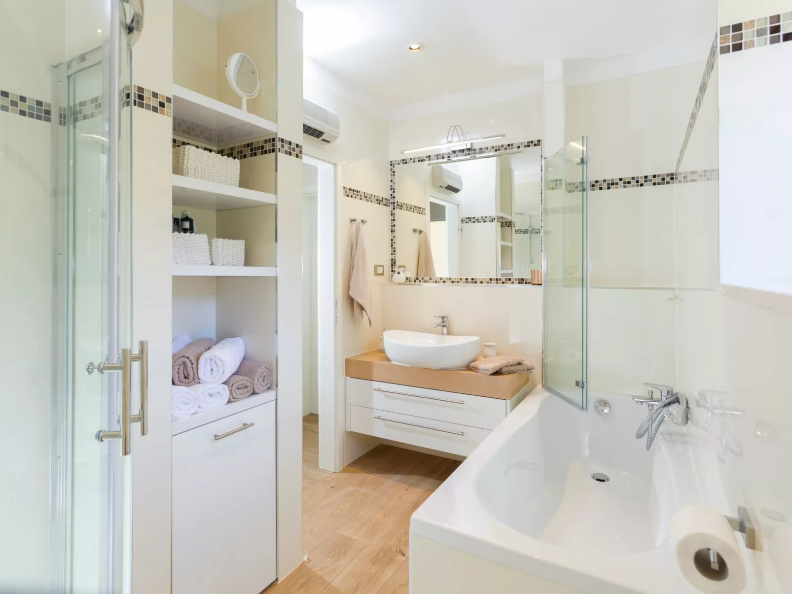 Luxuriöse Steinvilla mit privatem Swimmingpool und herrlichem Meerblick-Dedans