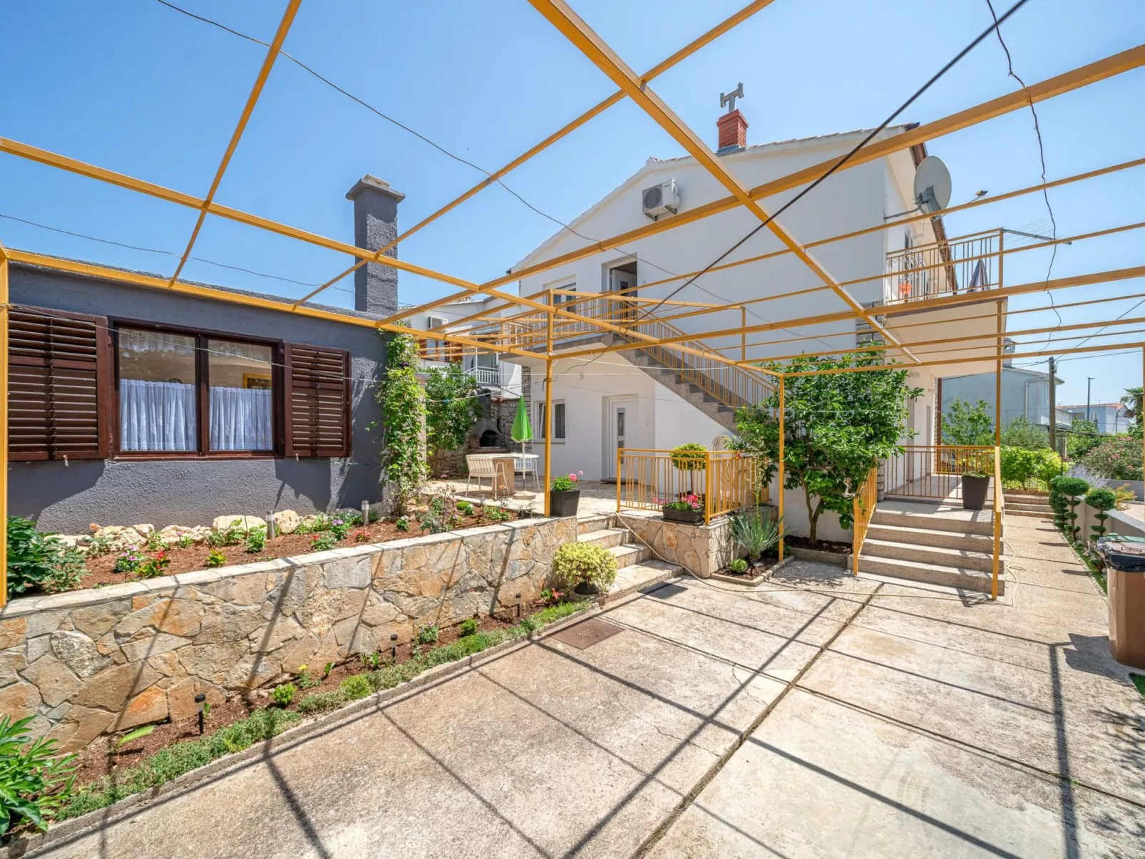 Große Ferienwohnung in Vodice mit Eigenem Balkon-Outside