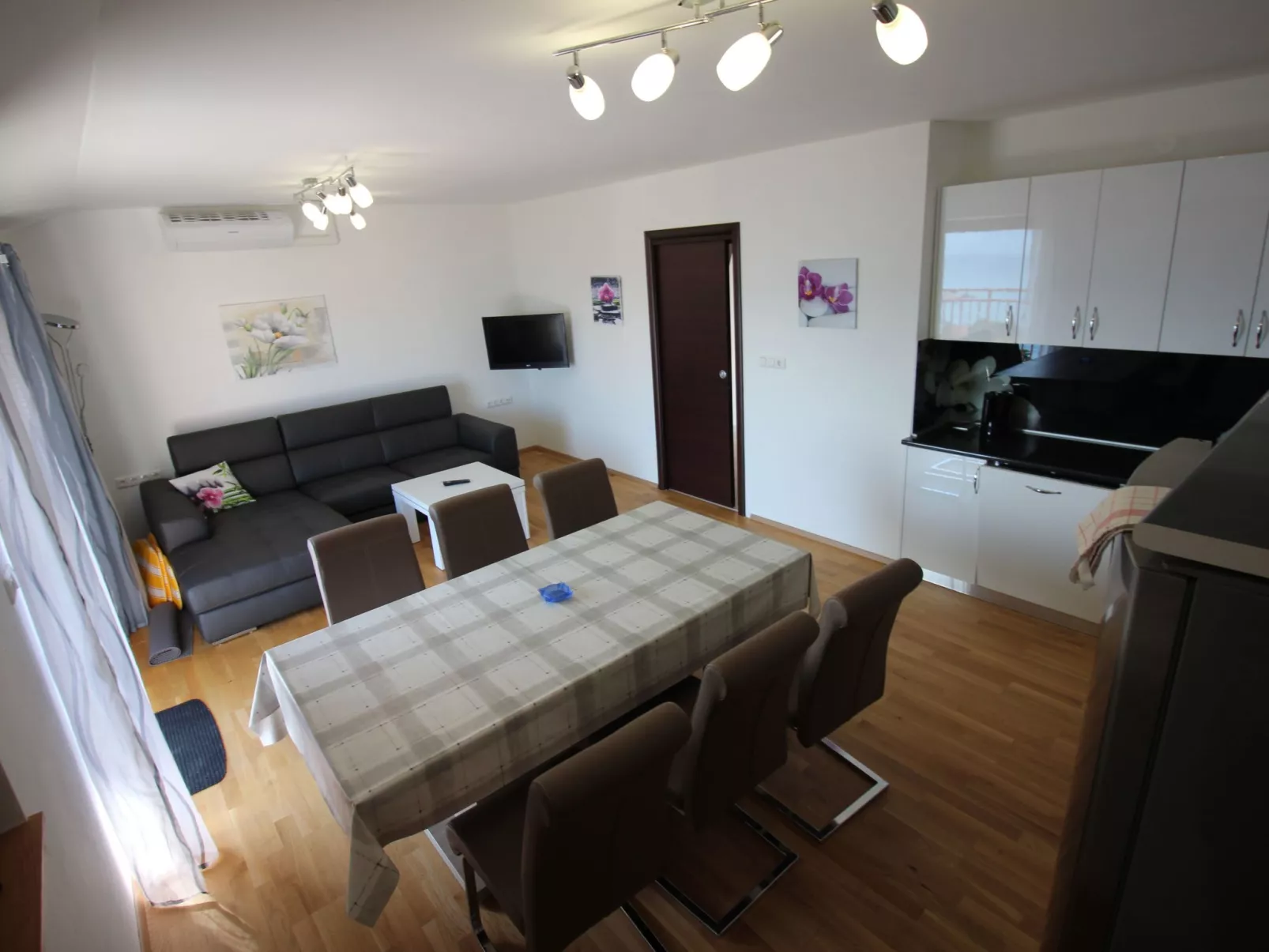 "Manda3" mit Blick auf das Wasser-Inside