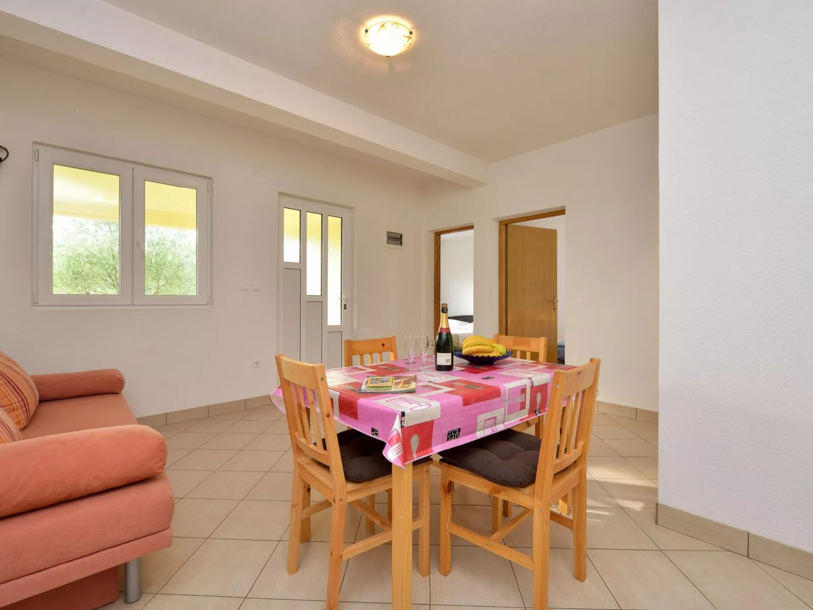 "Antonio" mit Blick auf das Wasser-Inside