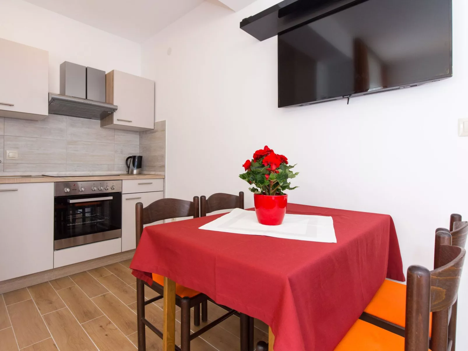 Wohnung Nr. 1 mit 2 Schlafzimmern und 2 Balkonen im 1. Obergeschoss-Dedans