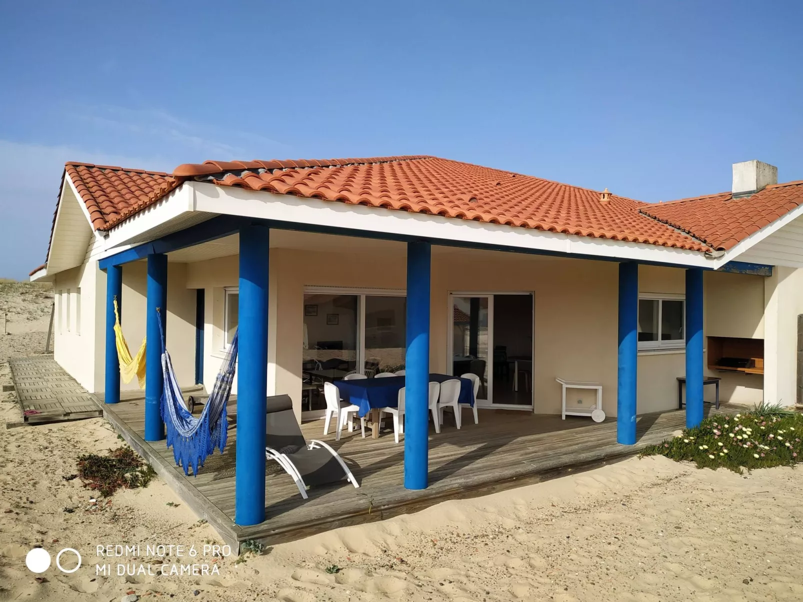 Haus am Meer, die Füße im Sand-Dehors