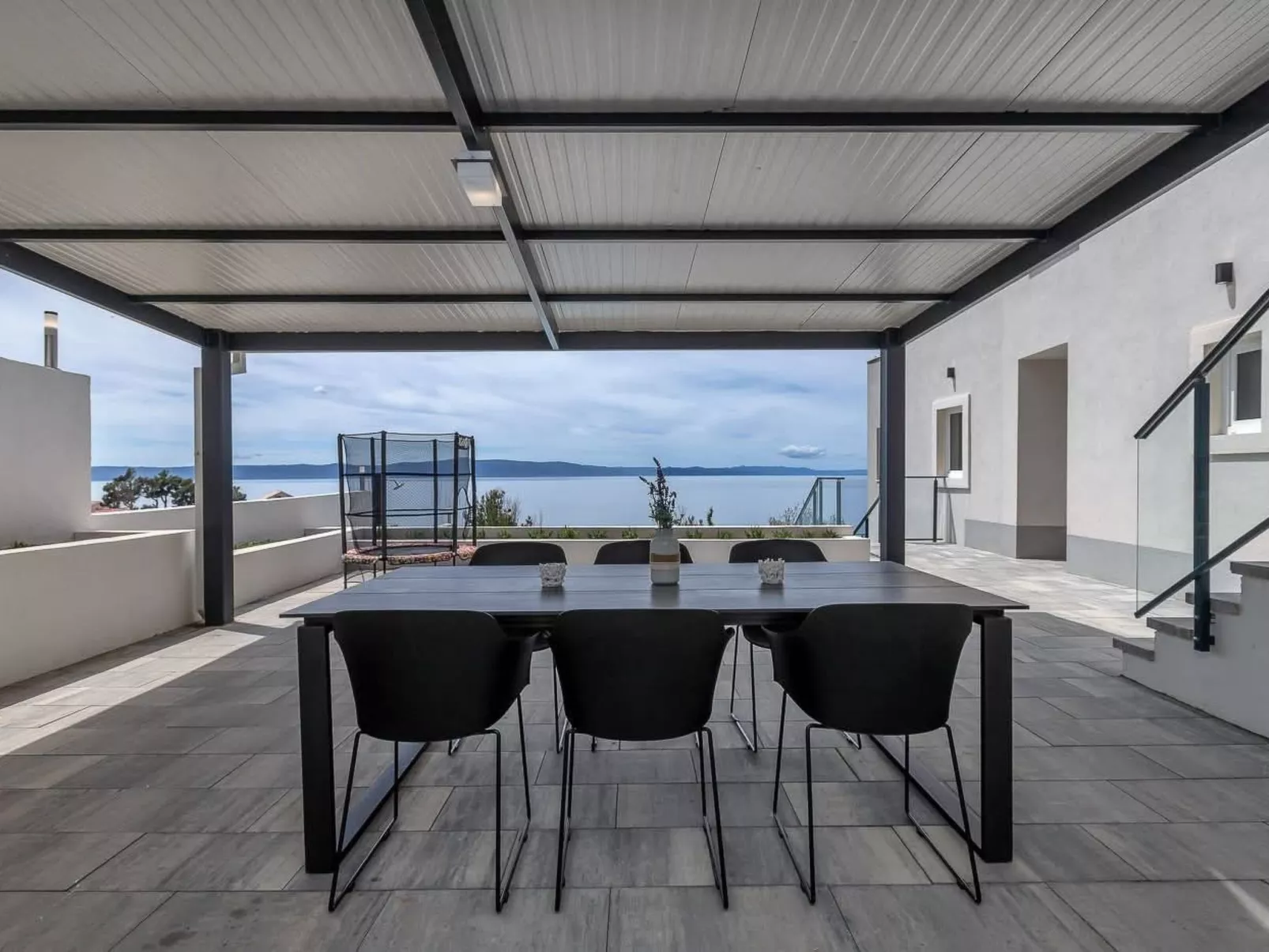 „Villa No Stress“ mit Infinity-Pool-Outside