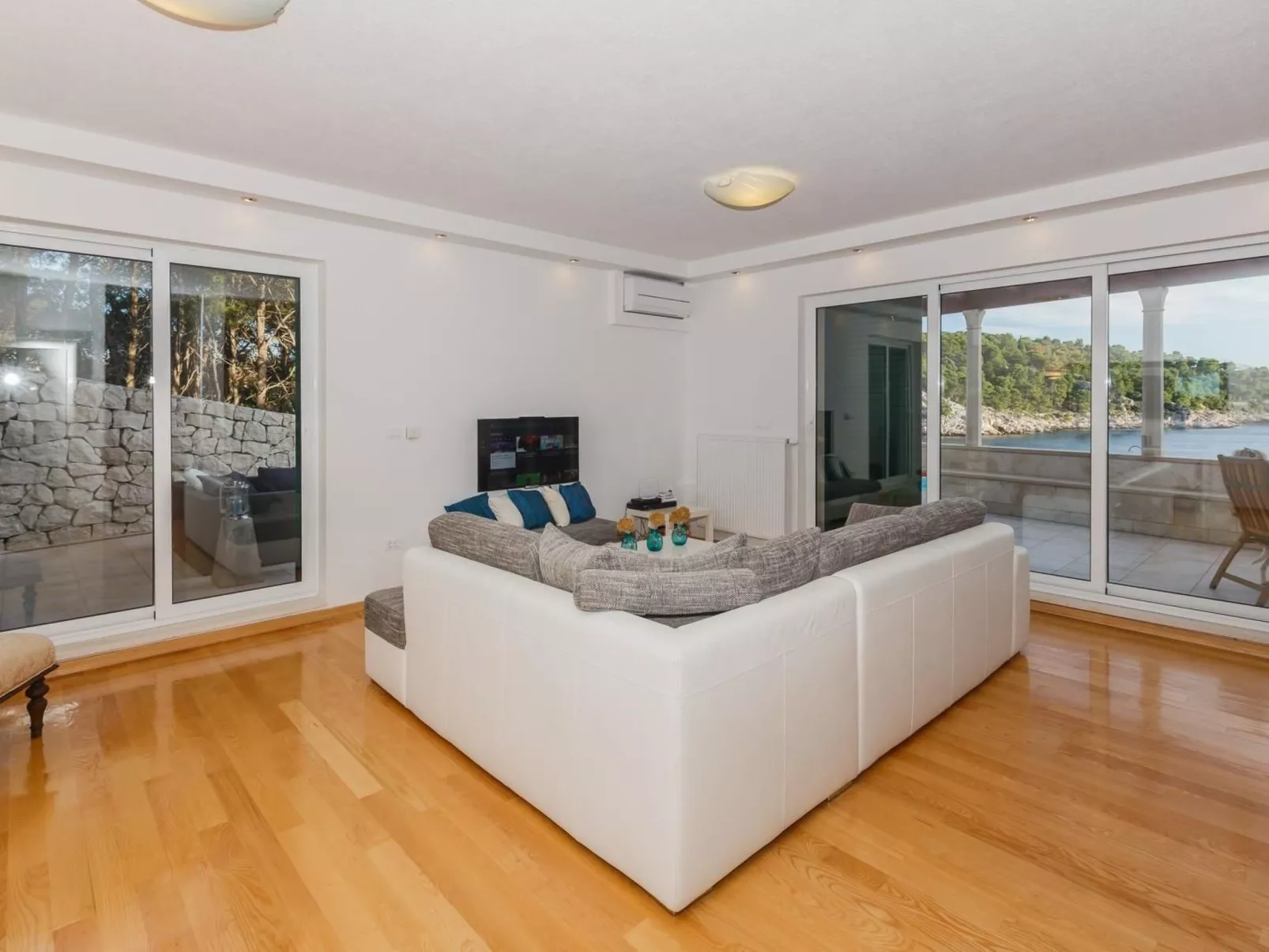 Ferienvilla "Osibova" mit Blick auf das Wasser-Dedans