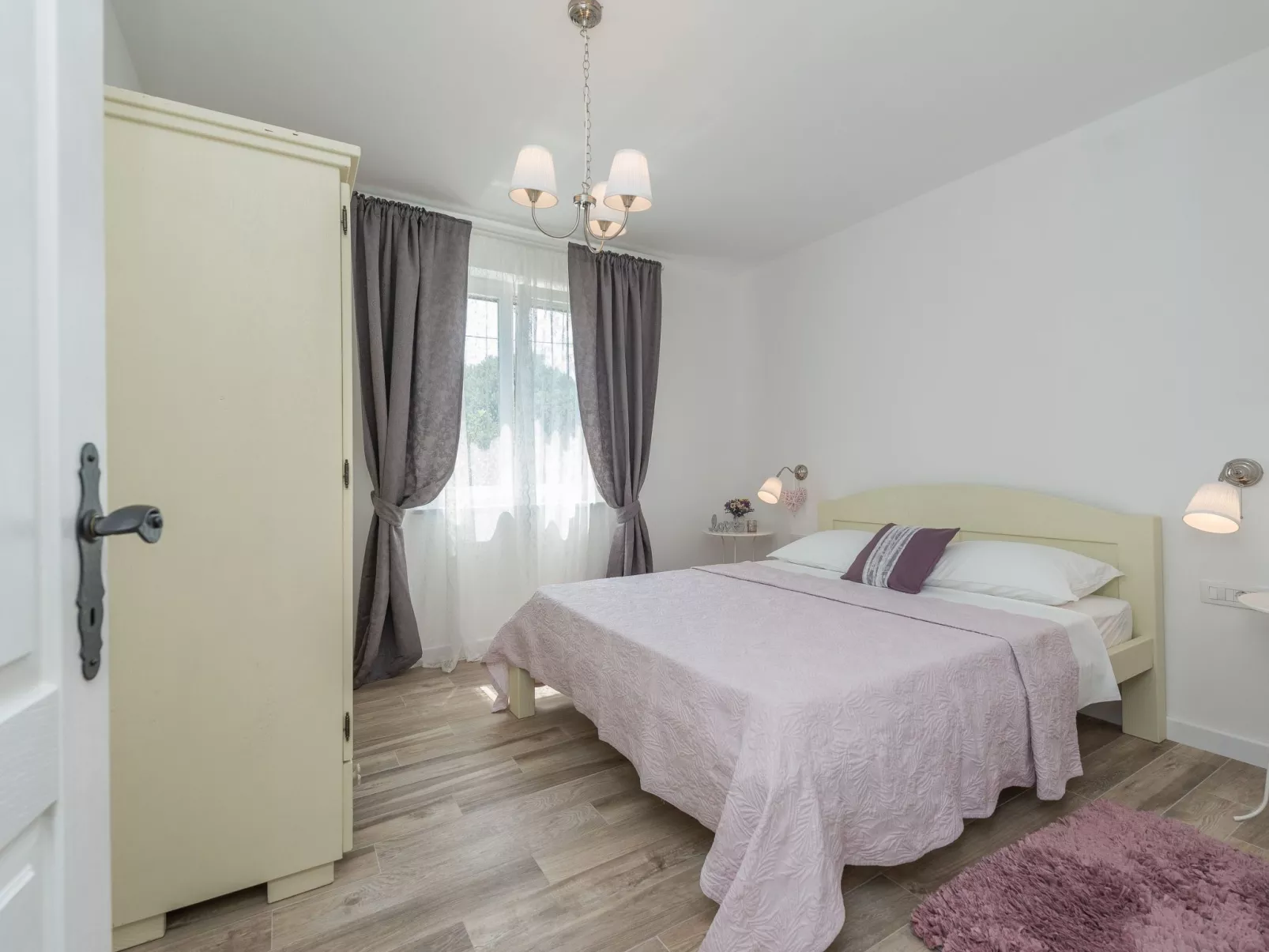 "Ena" mit Blick auf das Wasser-Drinnen