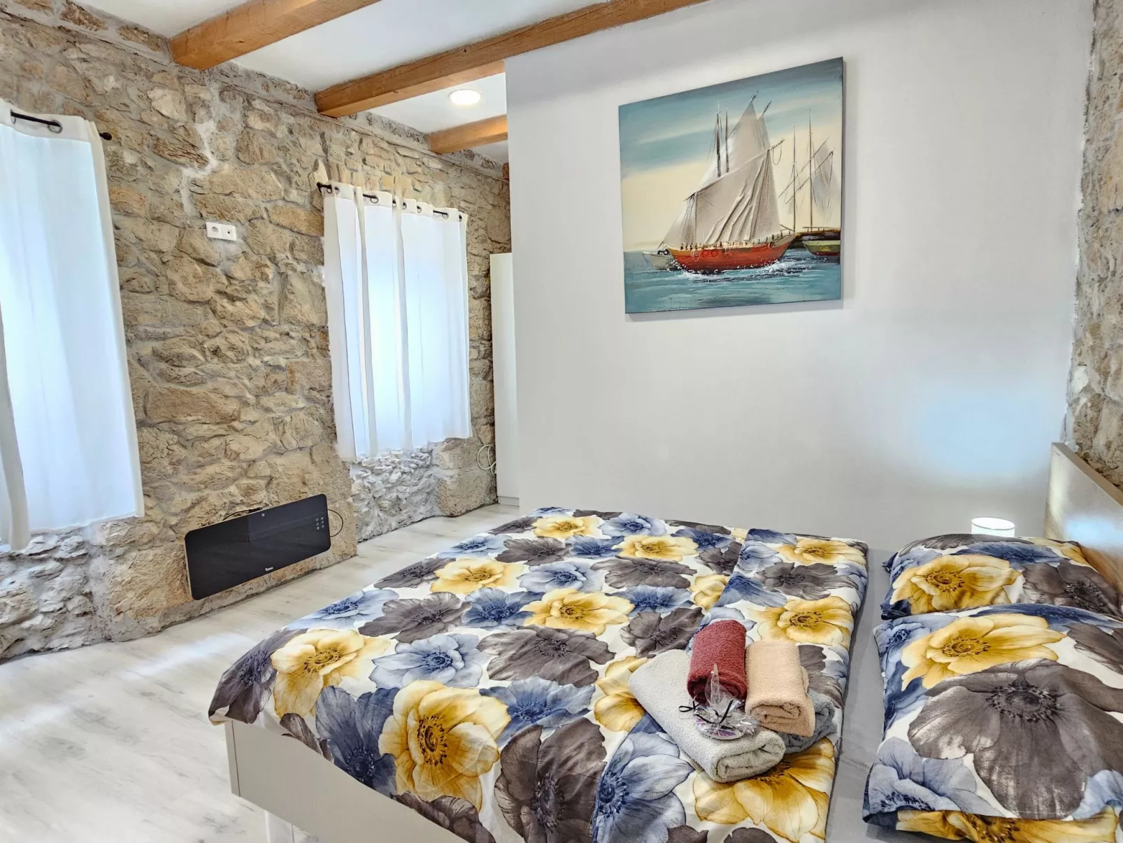 Steinhaus mit privatem Außenpool-Drinnen