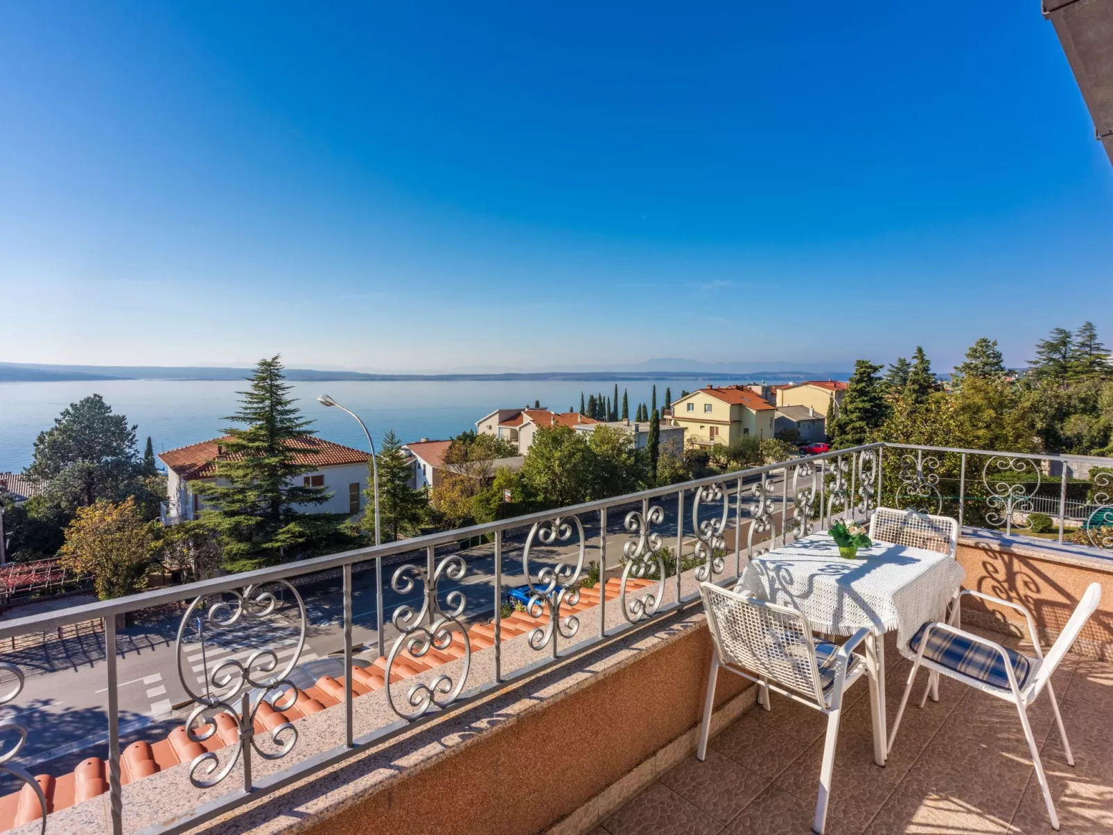 Wohnung in Crikvenica mit Terrasse mit Meerblick-Draußen
