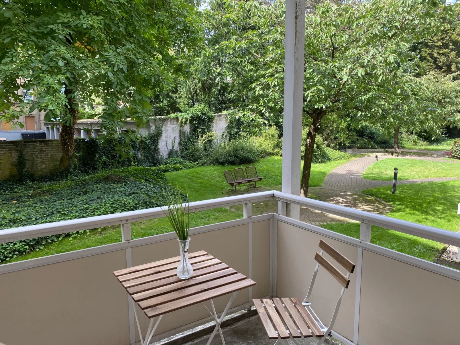 Grüne Oase neben Duisburg Hbf-Outside