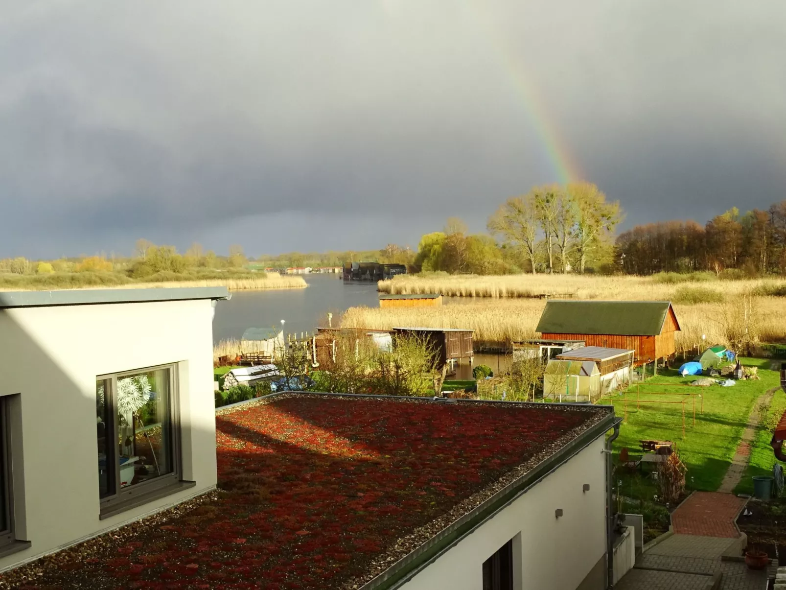 Gemütliches Dachgeschoss-Apartement mit Seeblick und großem Garten am Wasser-Dehors