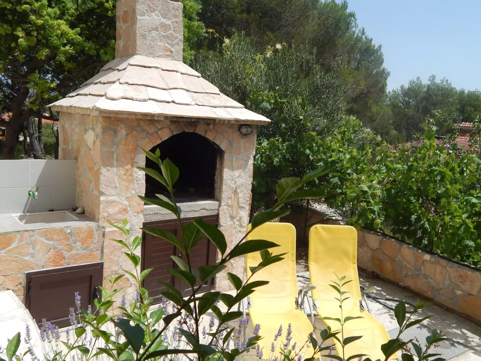 Für 4 Personen ca. 60 m&sup2; in Milna auf Brac, Adriaküste Kroatien (Kroatisch-Dehors