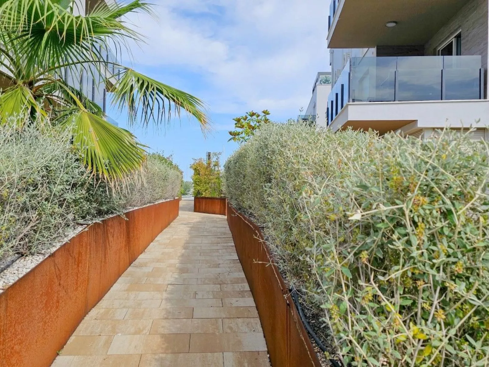 Green Oasis mit Schwimmbad-Image-tags.info