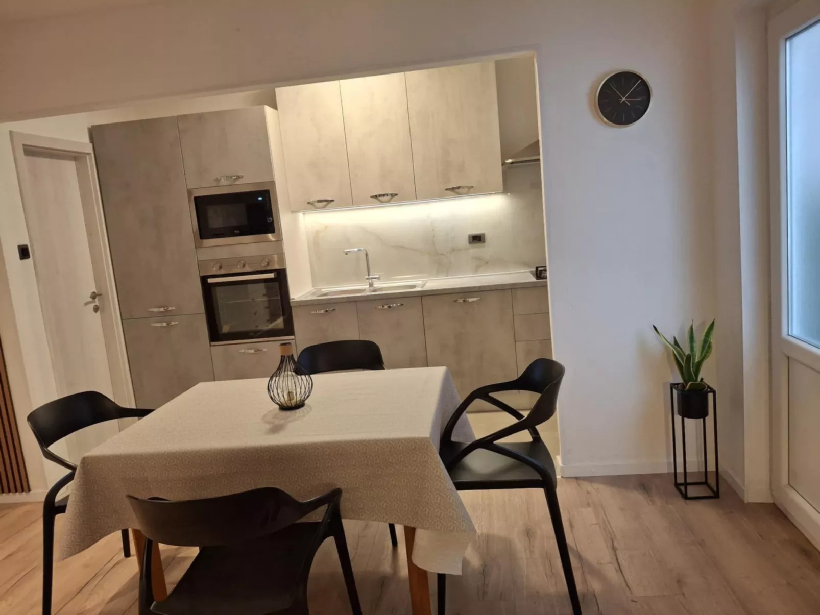 Mit Blick auf das Wasser-Drinnen