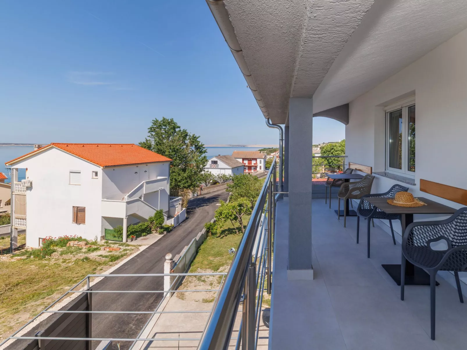 "Zara" mit Blick auf das Wasser-Dehors